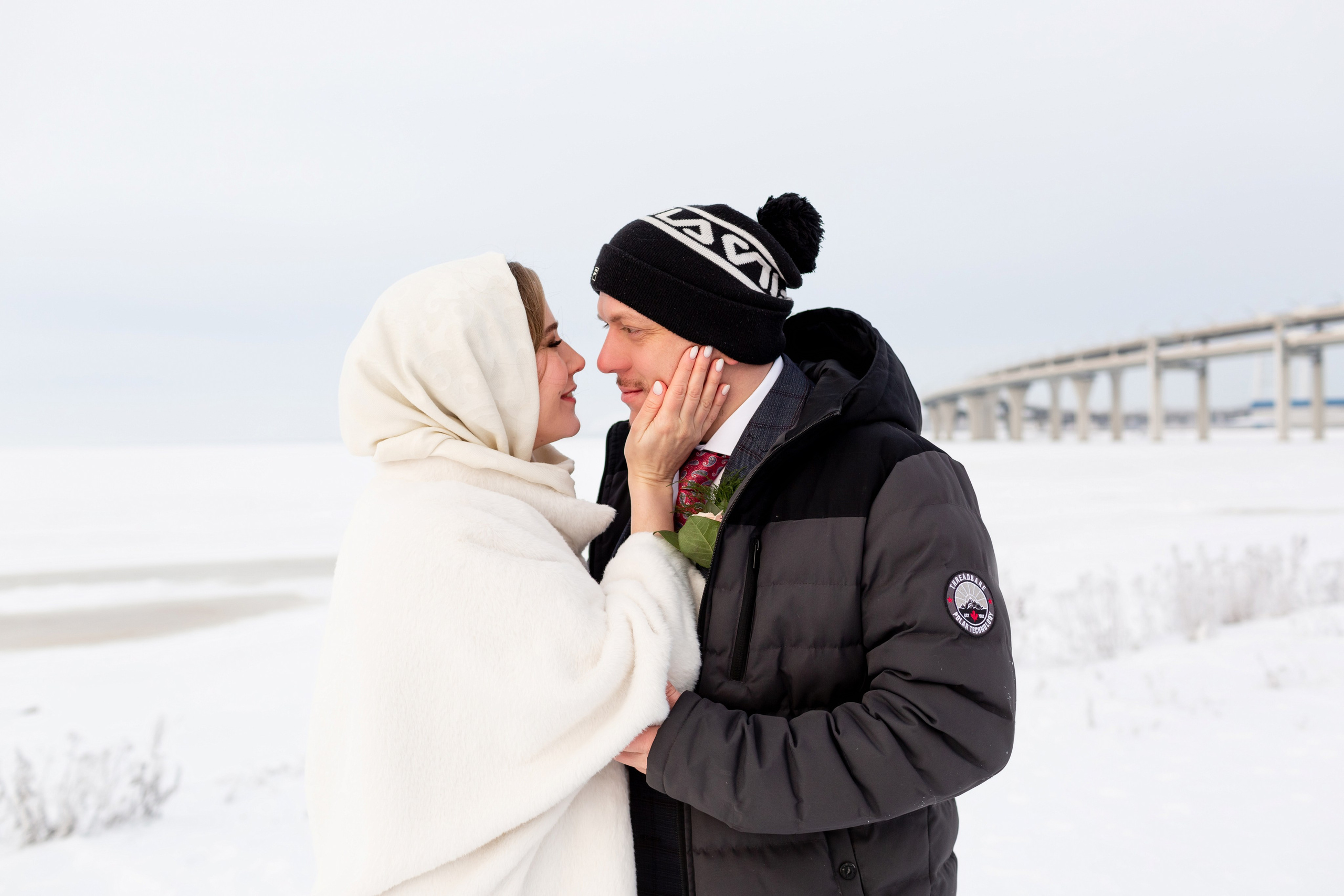 Эмоциональная свадебная фотосессия зимой в снежной локации