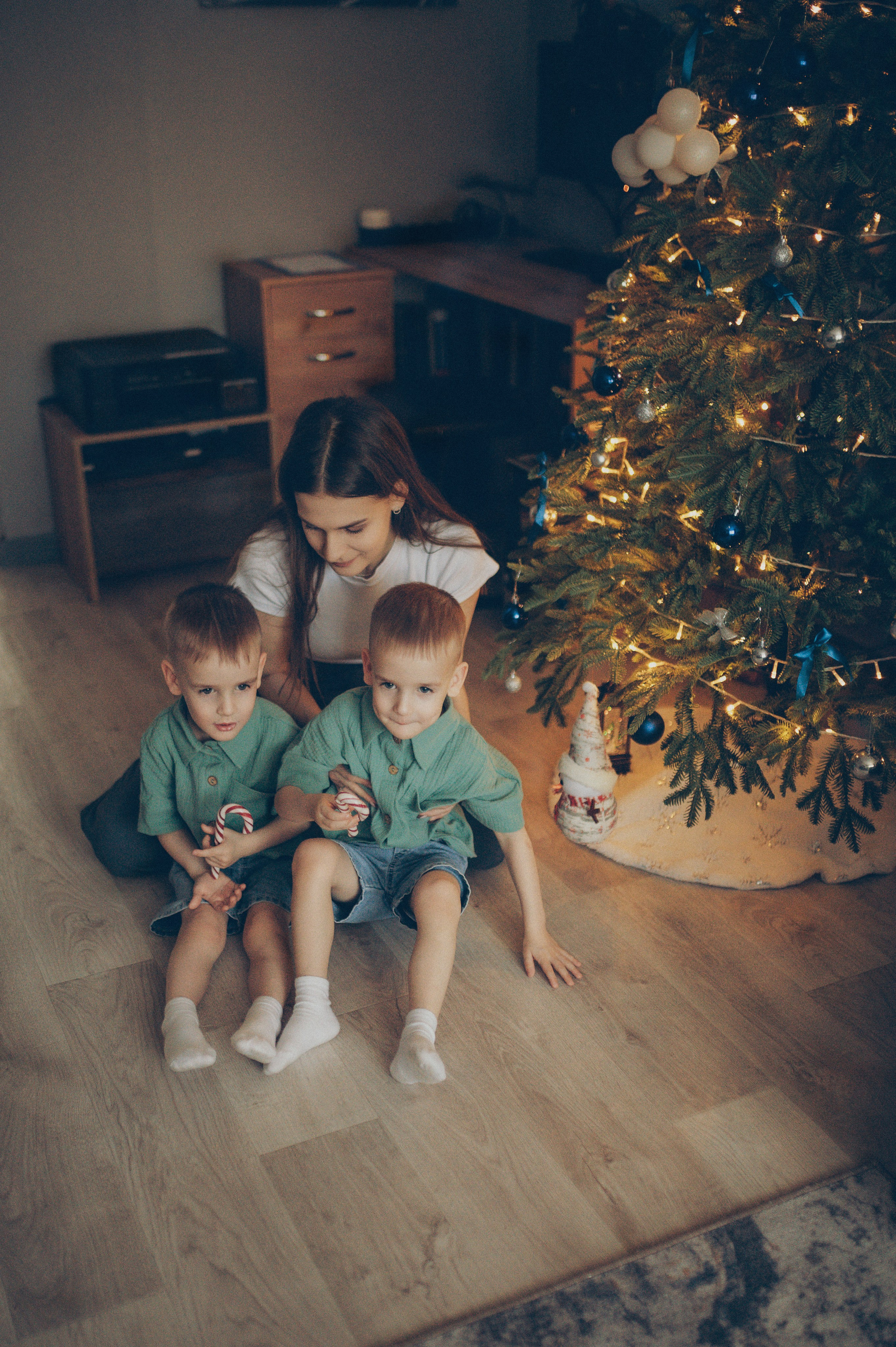 Миша и Тимофей (новогодняя домашняя). Фотограф, г. Лесной Свердловской области