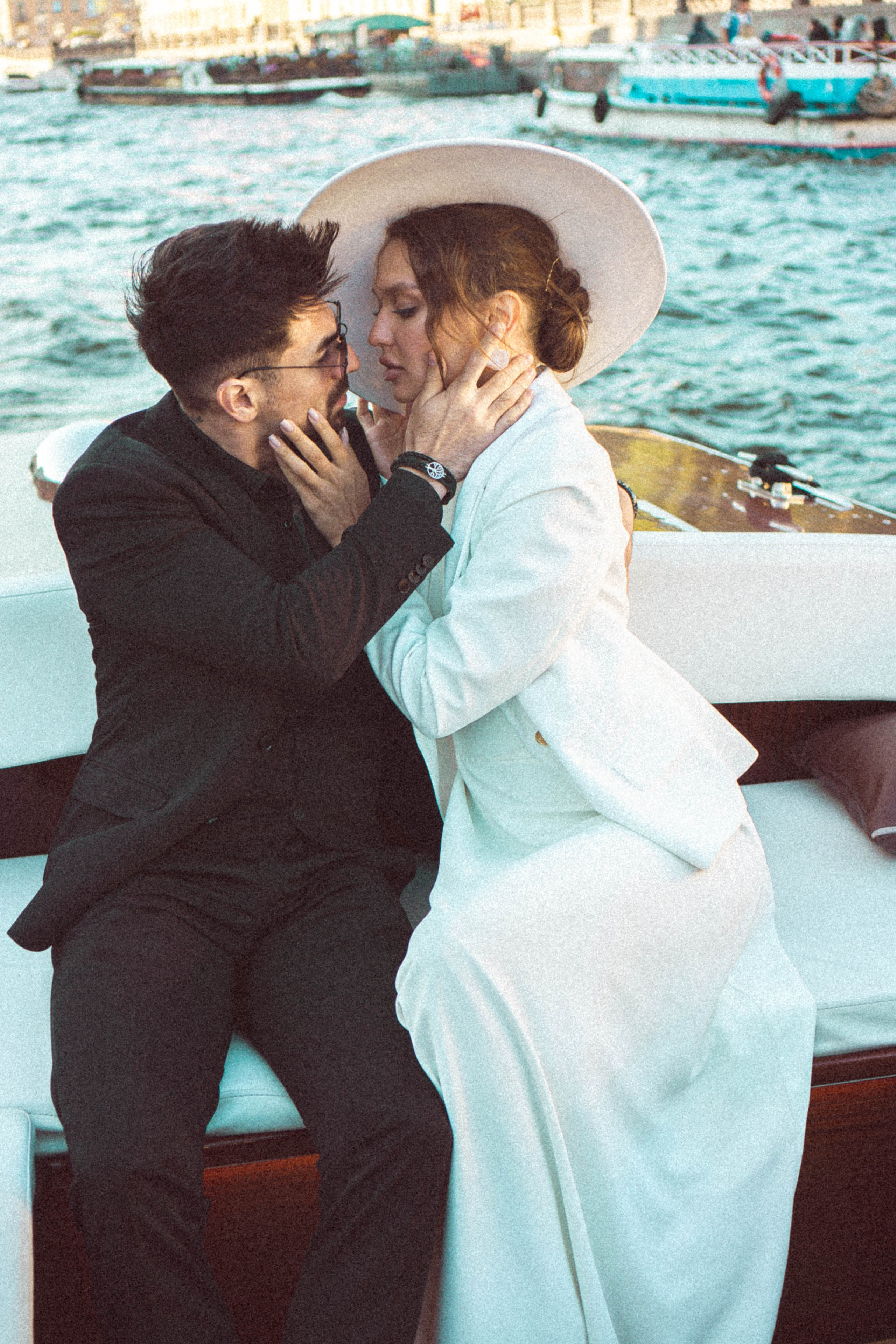 СВАДЕНБНАЯ СЬЕМКА НА КАТЕРЕ ПО КАНАЛАМ САНКТ-ПЕТЕРБУРГА И В АКВАТОРИИ НЕВЫ. Профессиональный фотограф, Санкт-Петербург — Виктория Богомолова