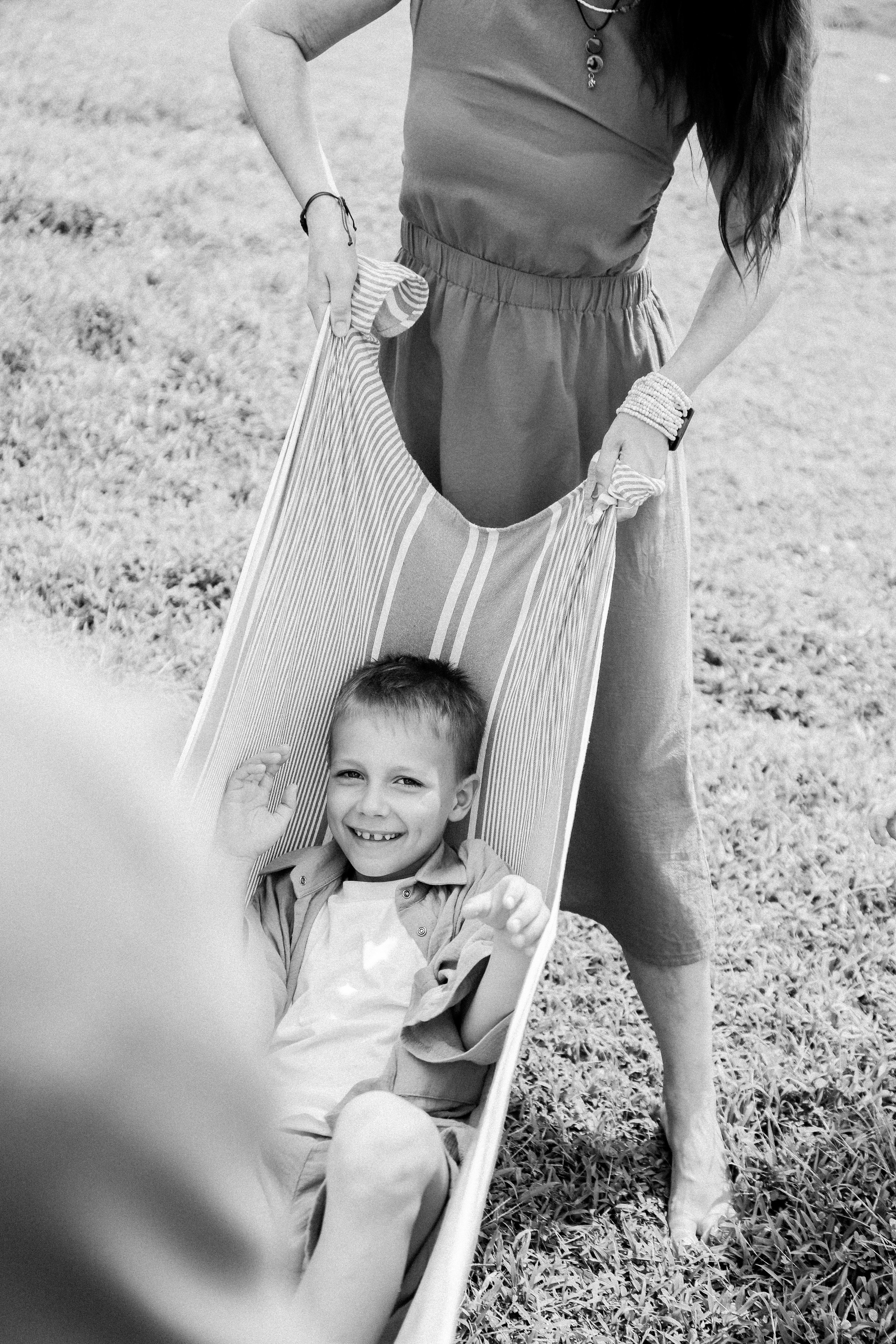 «Чёрно-белые семейные портреты у маяка Дондра: вневременные эмоции»