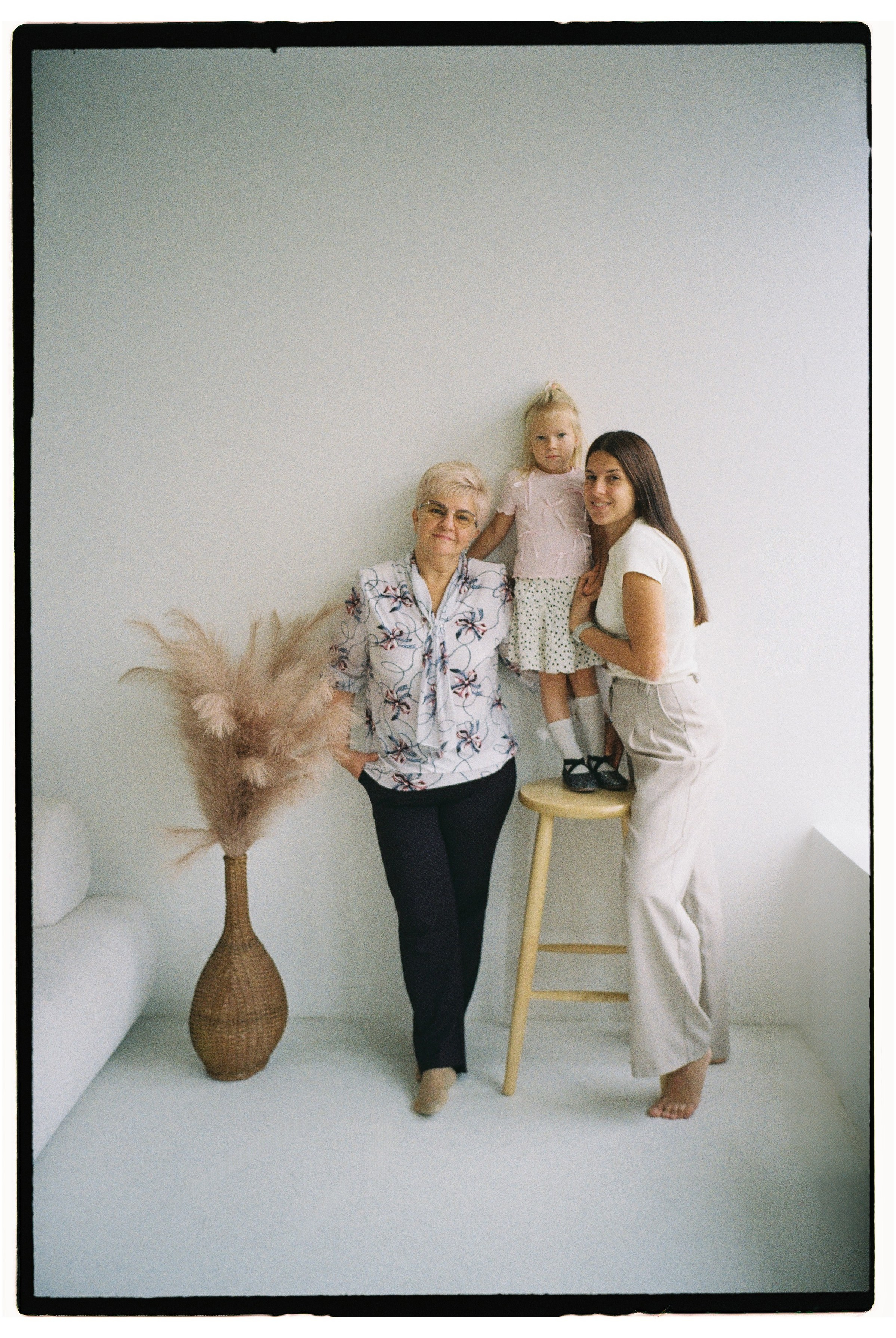 Семейная фотосессия в фотостудии. Сестры Карабаза. Фотографы и ретушеры в Москве и Санкт-Петербурге