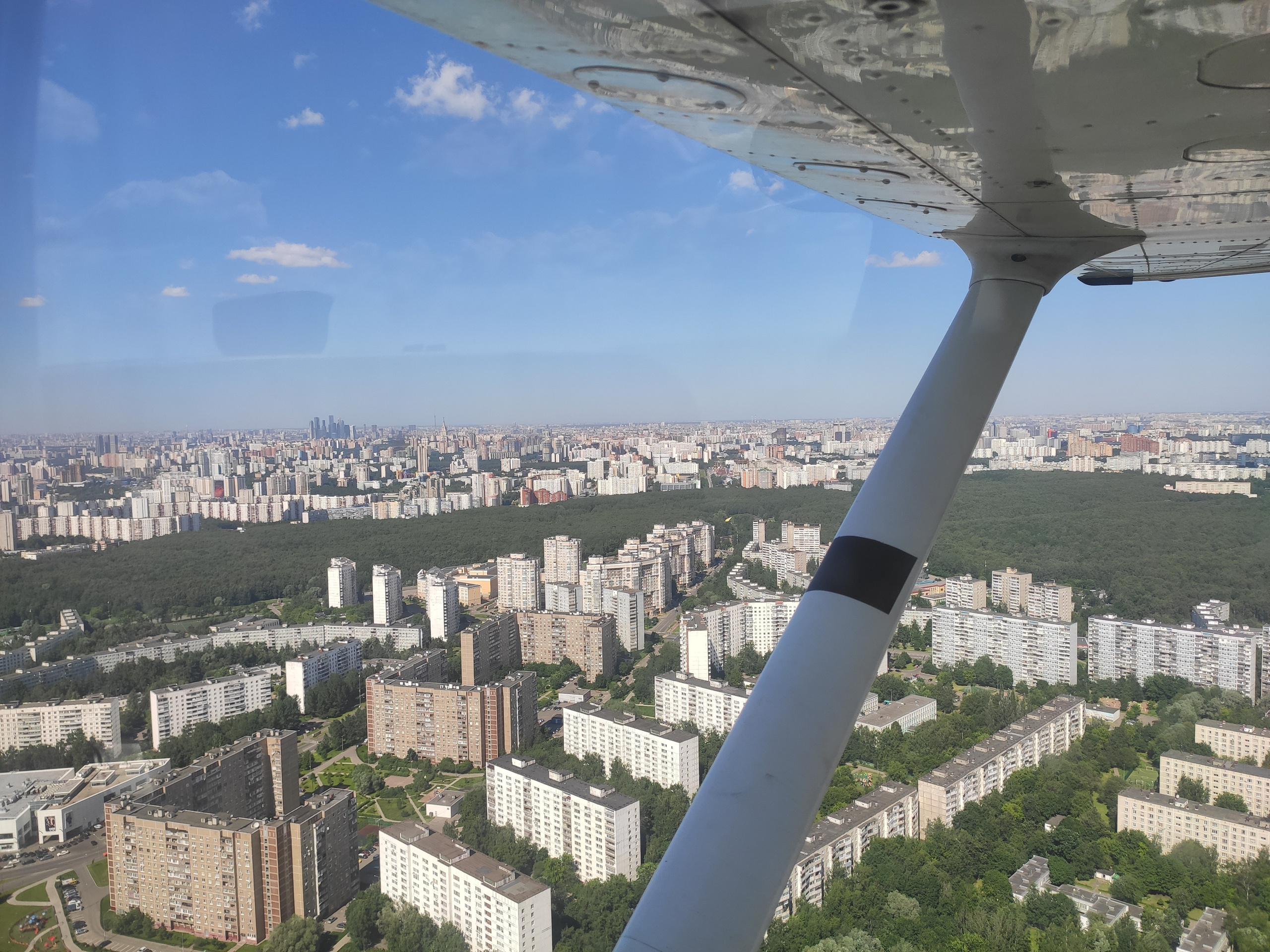 Полет по МКАДу всегда интересен: радиобмен с 7 диспетчерами, виды на всю Москву 