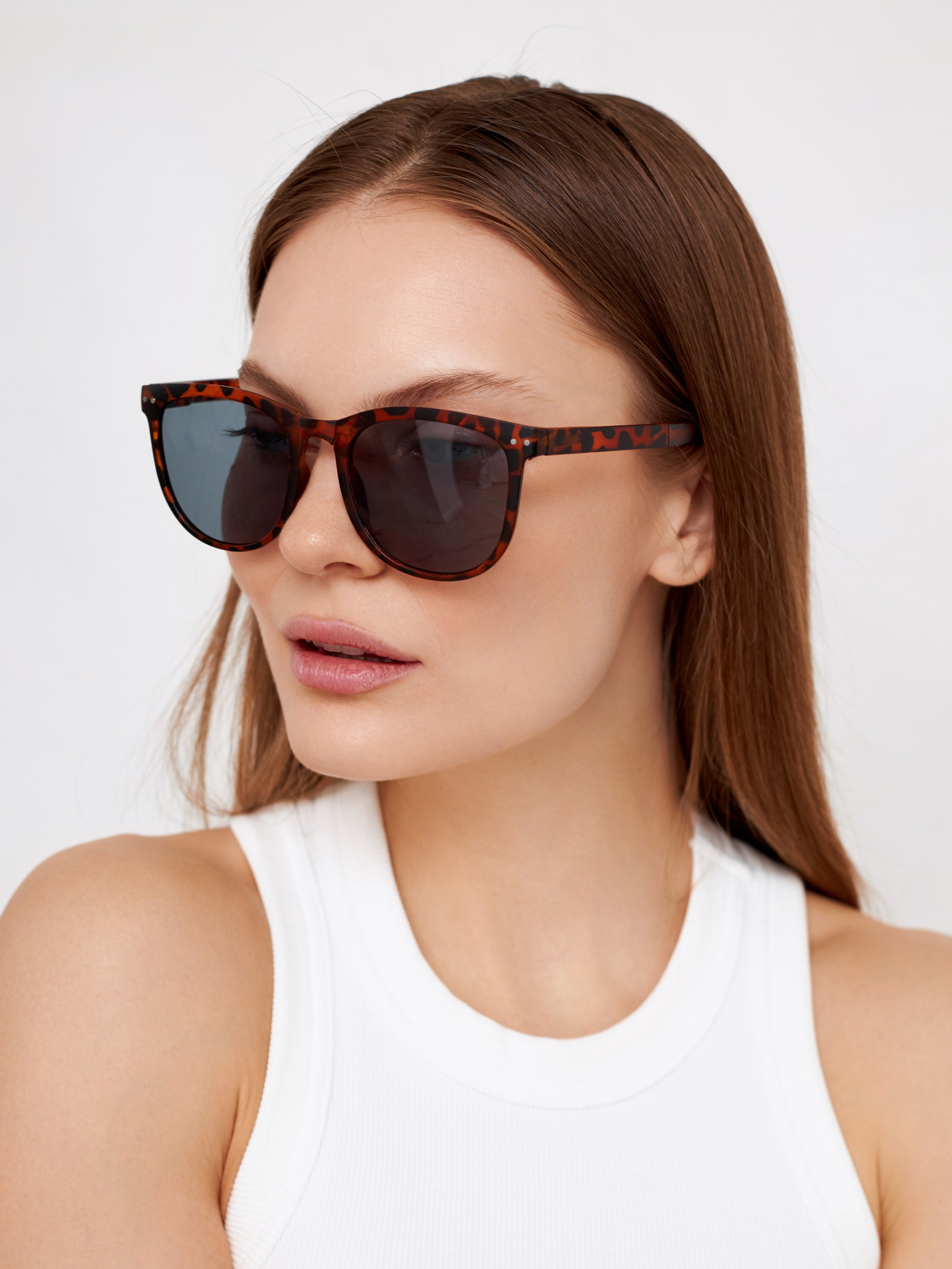 Фотосъемка солнцезащитных очков Екатеринбург Wildberries ВБ Ozon Озон предметная съемка Екб заказать цена фотосъемка товара WB очки предметк. Фотограф Екатеринбург Анастасия Жерновская | Маркетплейсы и нейрофото