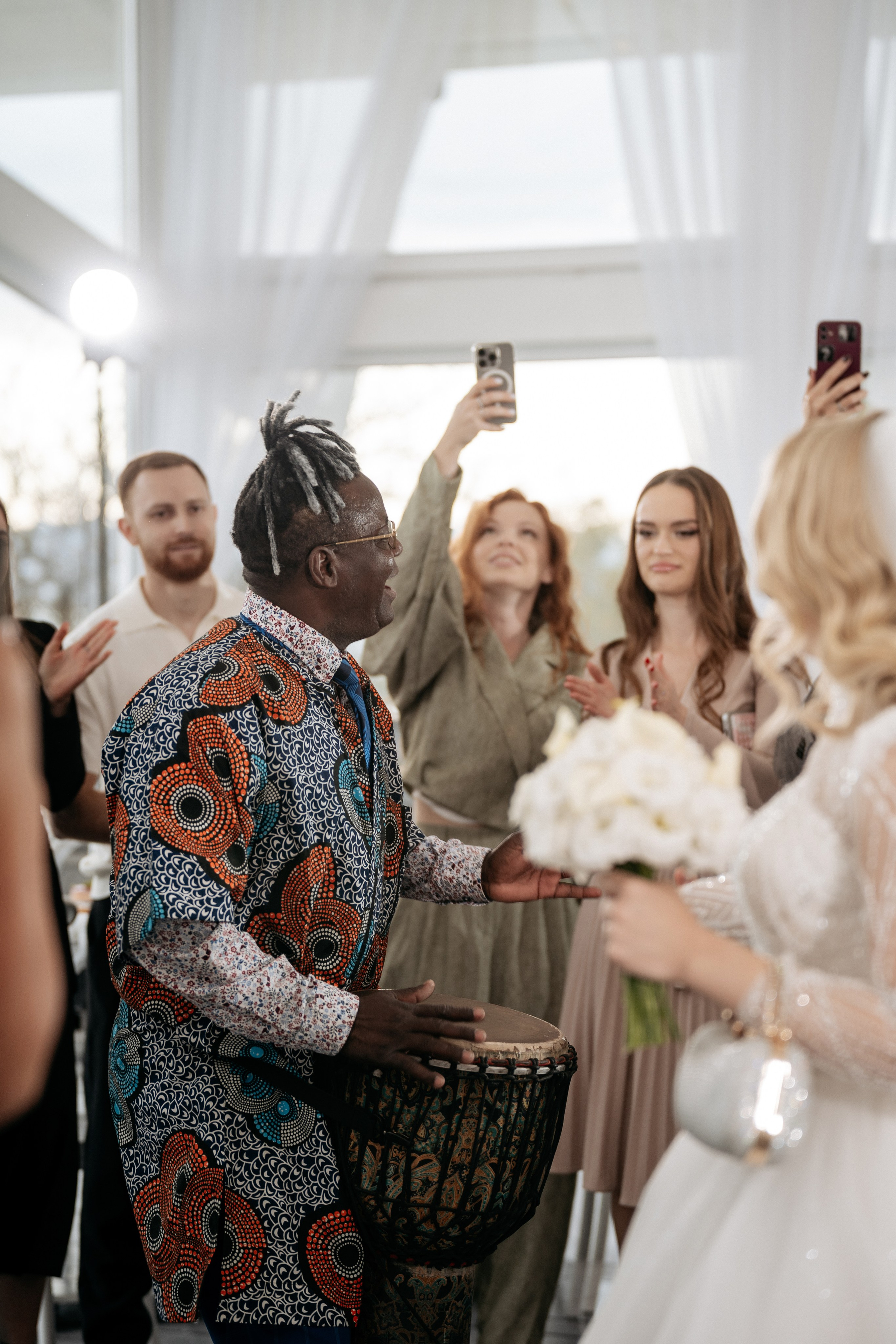 Свадебная фотосессия в ресторане на берегу моря в Геленджике от местного фотографа.