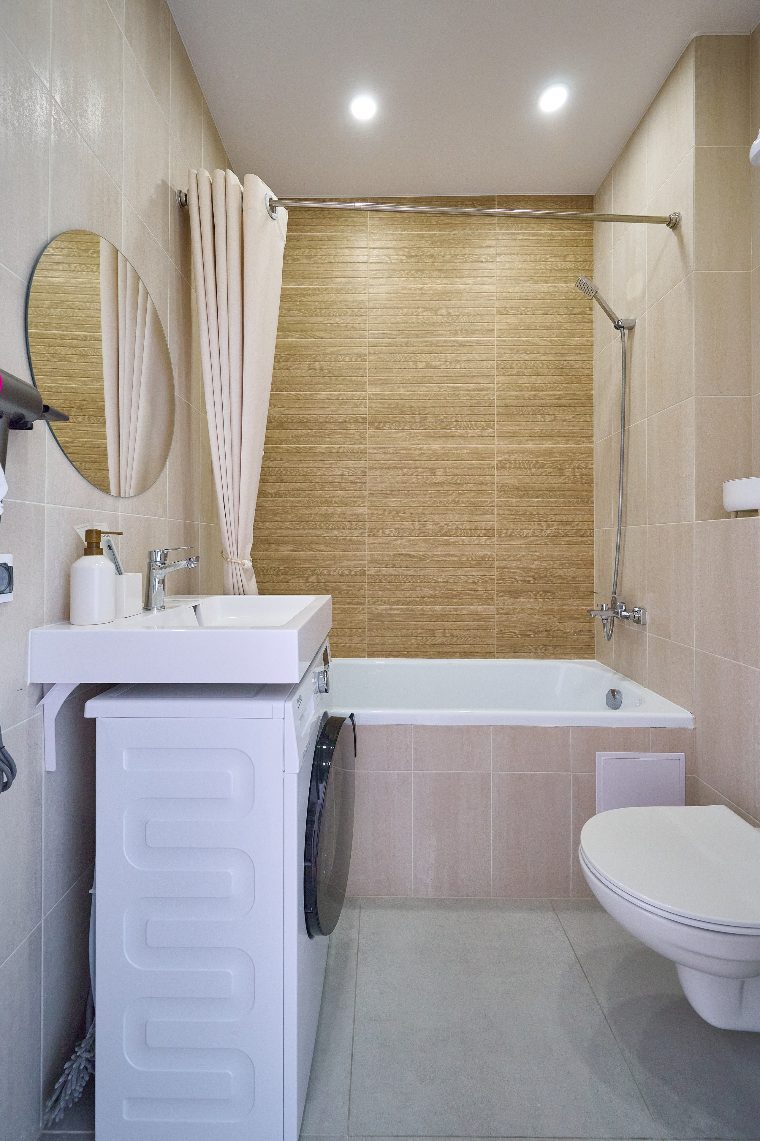 ванная комната уборная белый туалет белая ванная  круглое зеркало раковина 