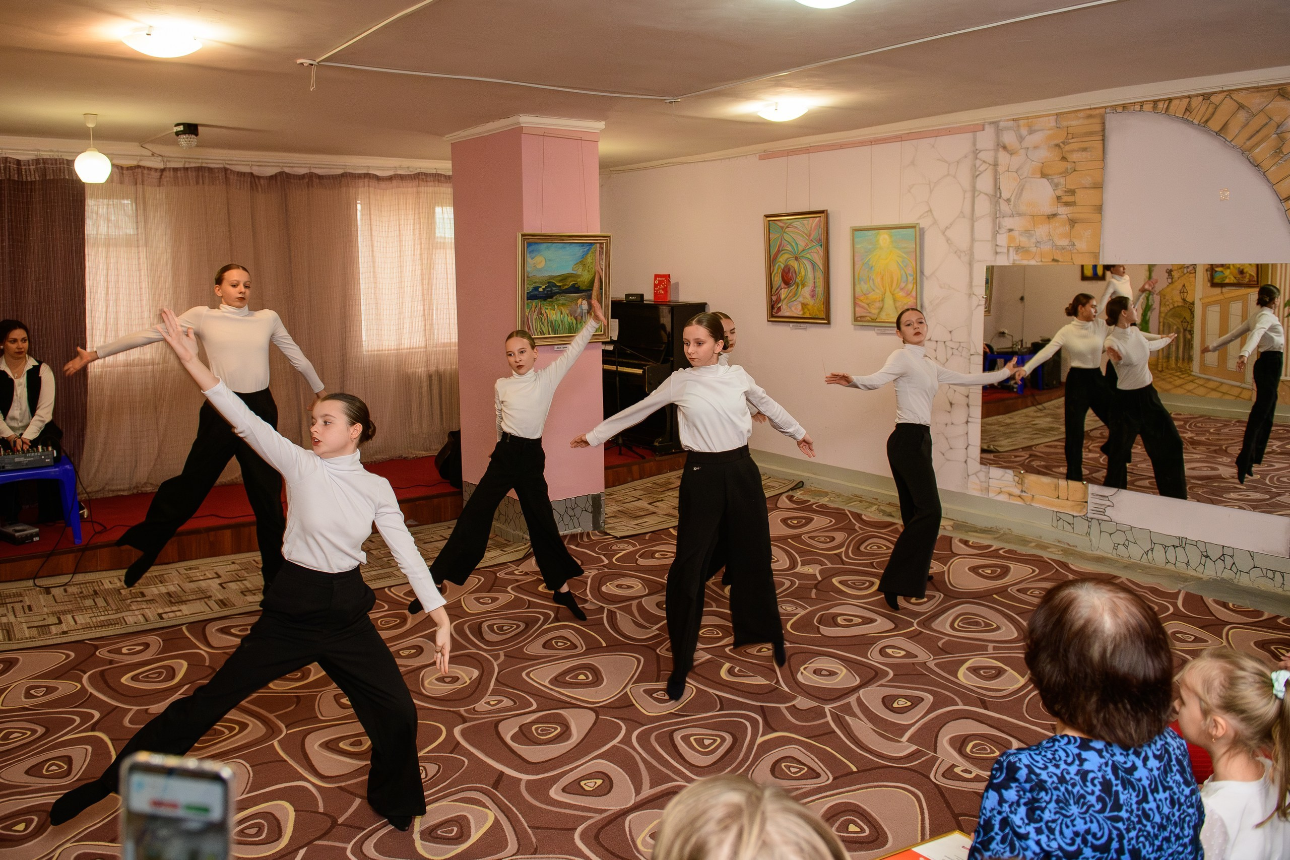 Выставка «Влюбленная в мир». Художница Татьяна Иванова-Гуляева. Фотограф Валерия Голубева (Миронова)