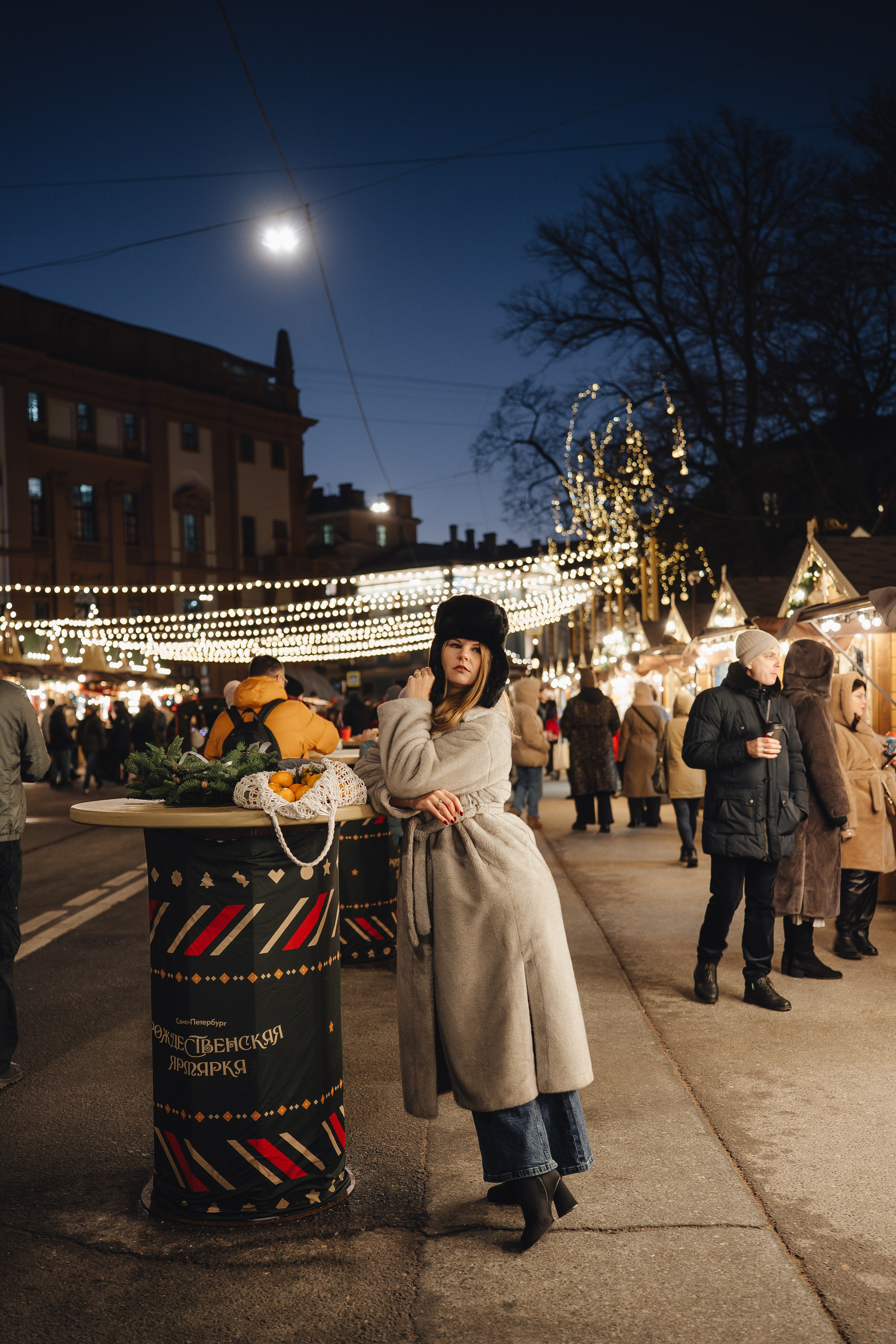 ПРОГУЛКА НА МАНЕЖНОЙ ПЛОЩАДИ ДЛЯ ДЕВУШКИ ПЕРЕД НОВЫМ ГОДОМ (НОВОГОДНЯЯ ФОТОСЕССИИЯ НА МАНЕЖНОЙ ПЛОЩАДИ). Профессиональный фотограф, Санкт-Петербург — Виктория Богомолова