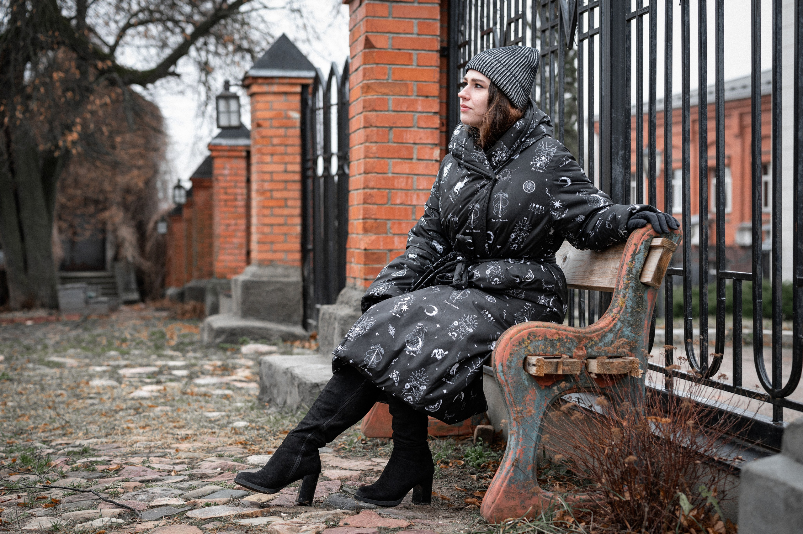 Прогулочная фотосессия во Владимире. Дворик католической церкви.