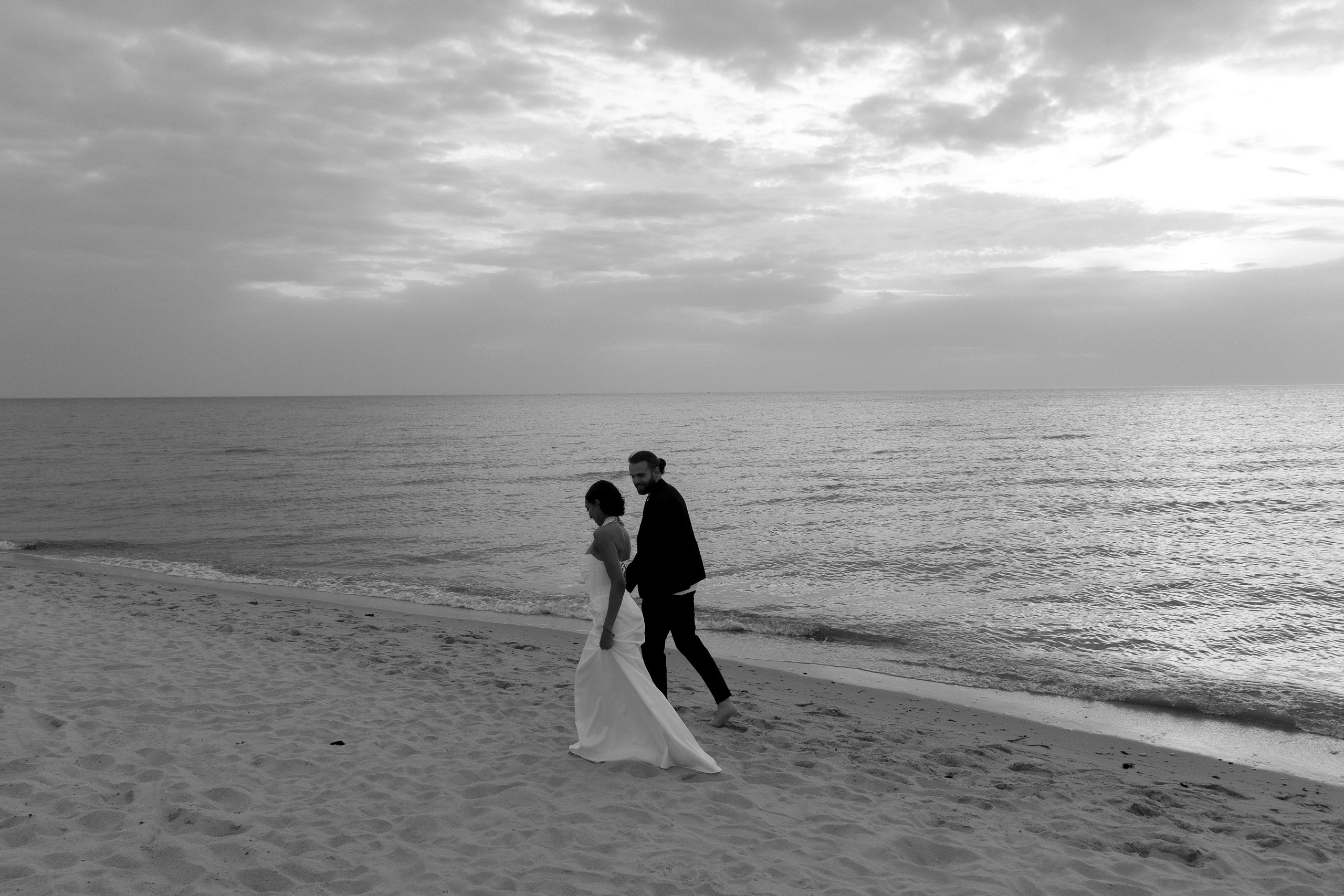 Выездная регистрация на море с белыми розами. Свадебный фотограф Калининград