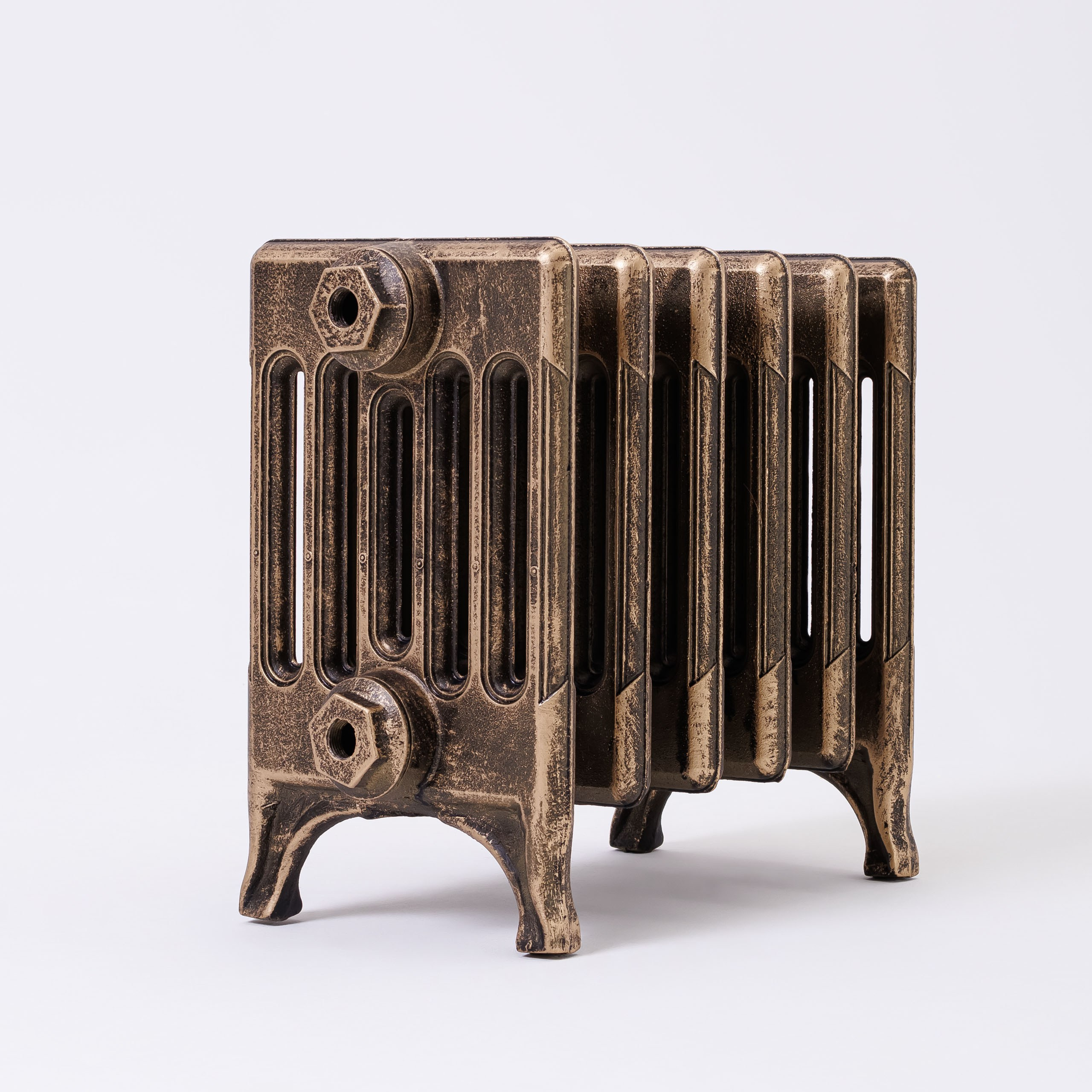 Предметные фотографии дизайнерских радиаторов отопления в стиле ретро