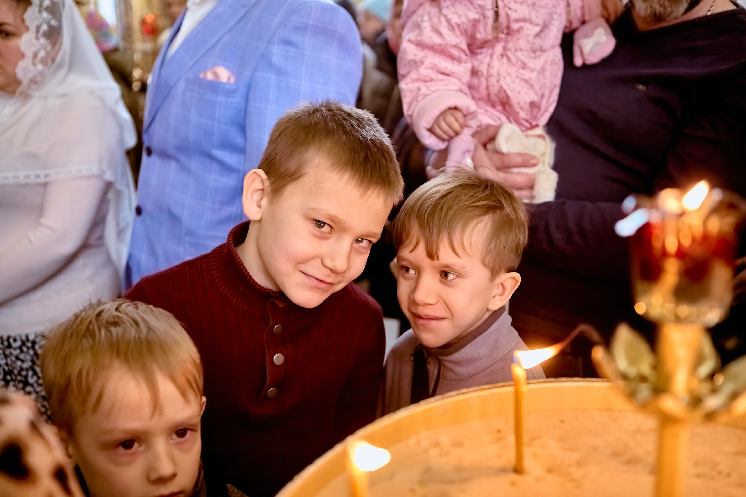 Дети у подсвечника.  Храм Преподобного Серафима Саровского г. Дзержинск