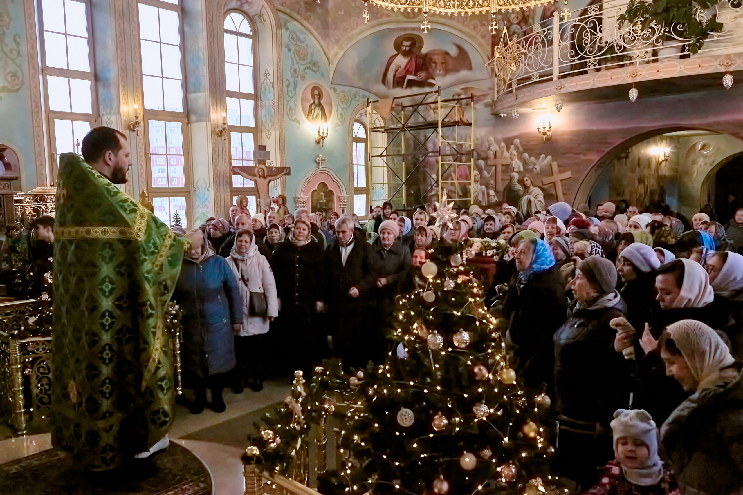 Священник на амвоне и проводит проповедь