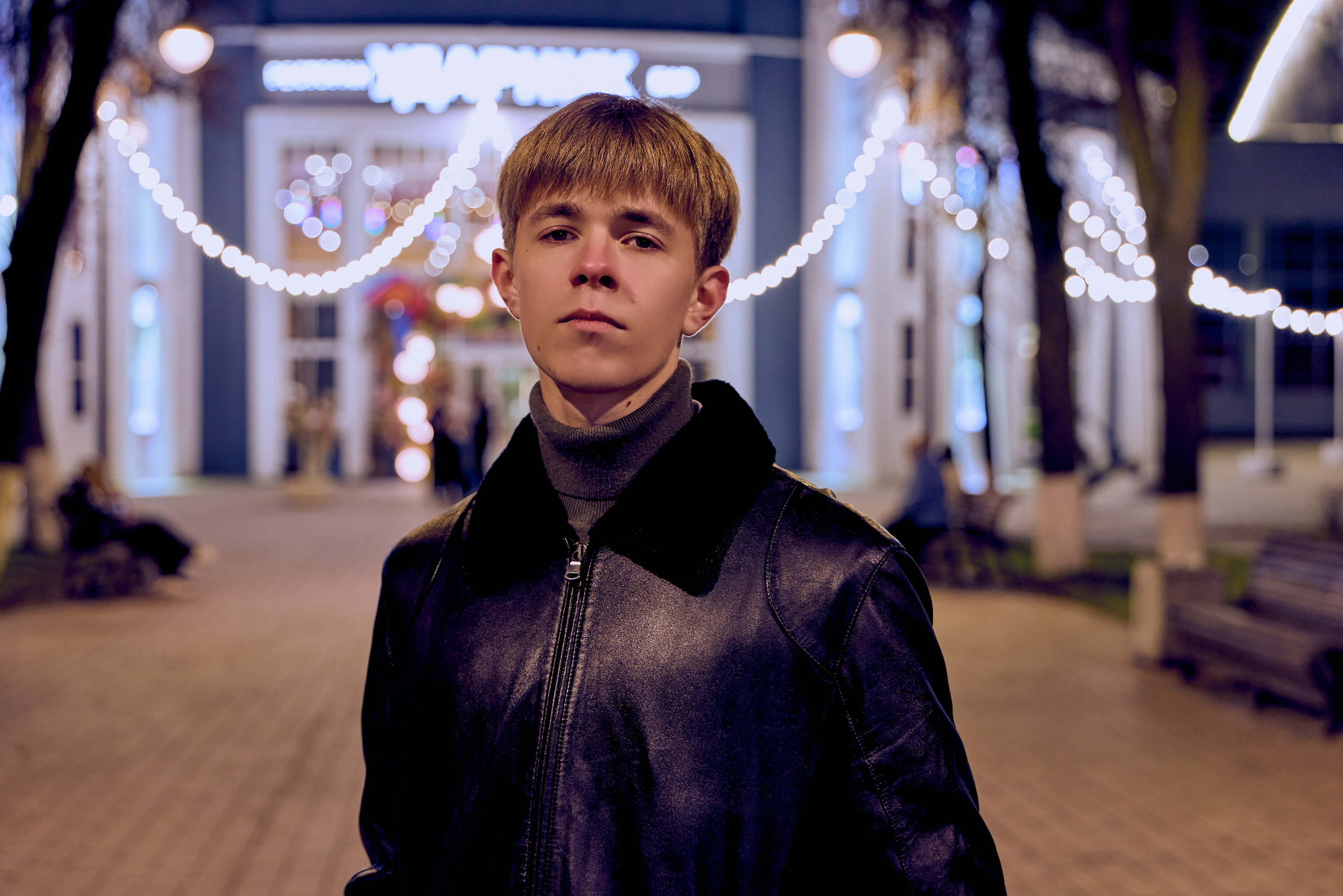 фотосессия мужского портрета в ночном городе