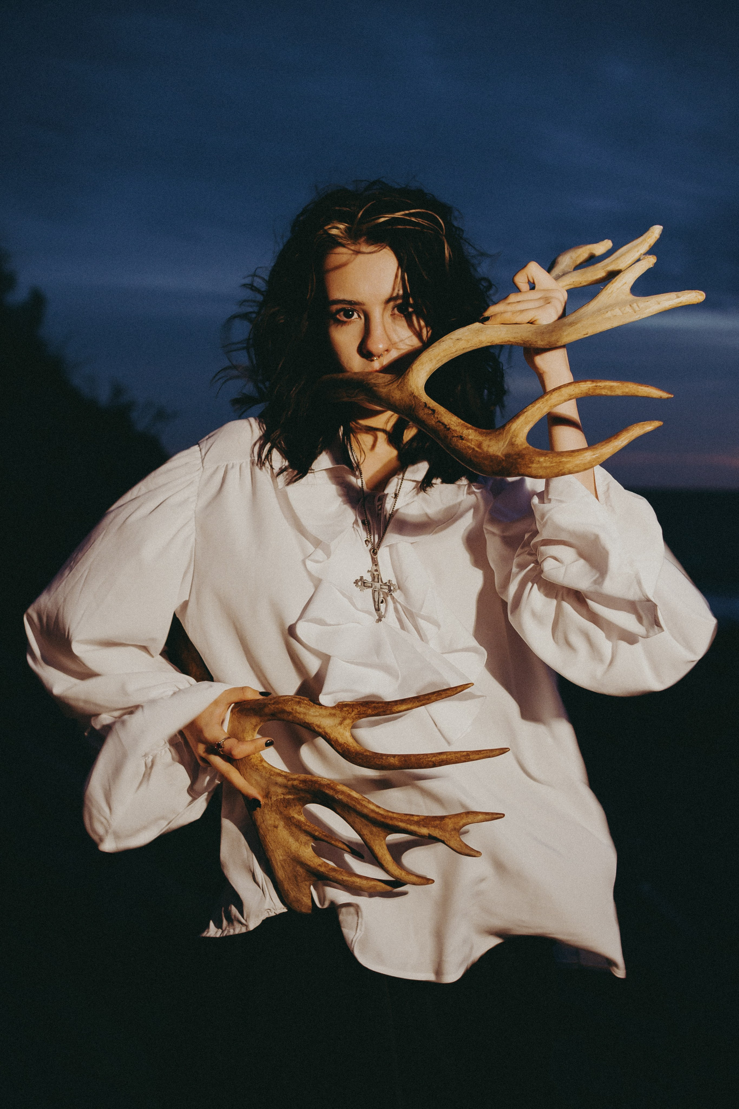 Съёмка у моря с оленьими рогами