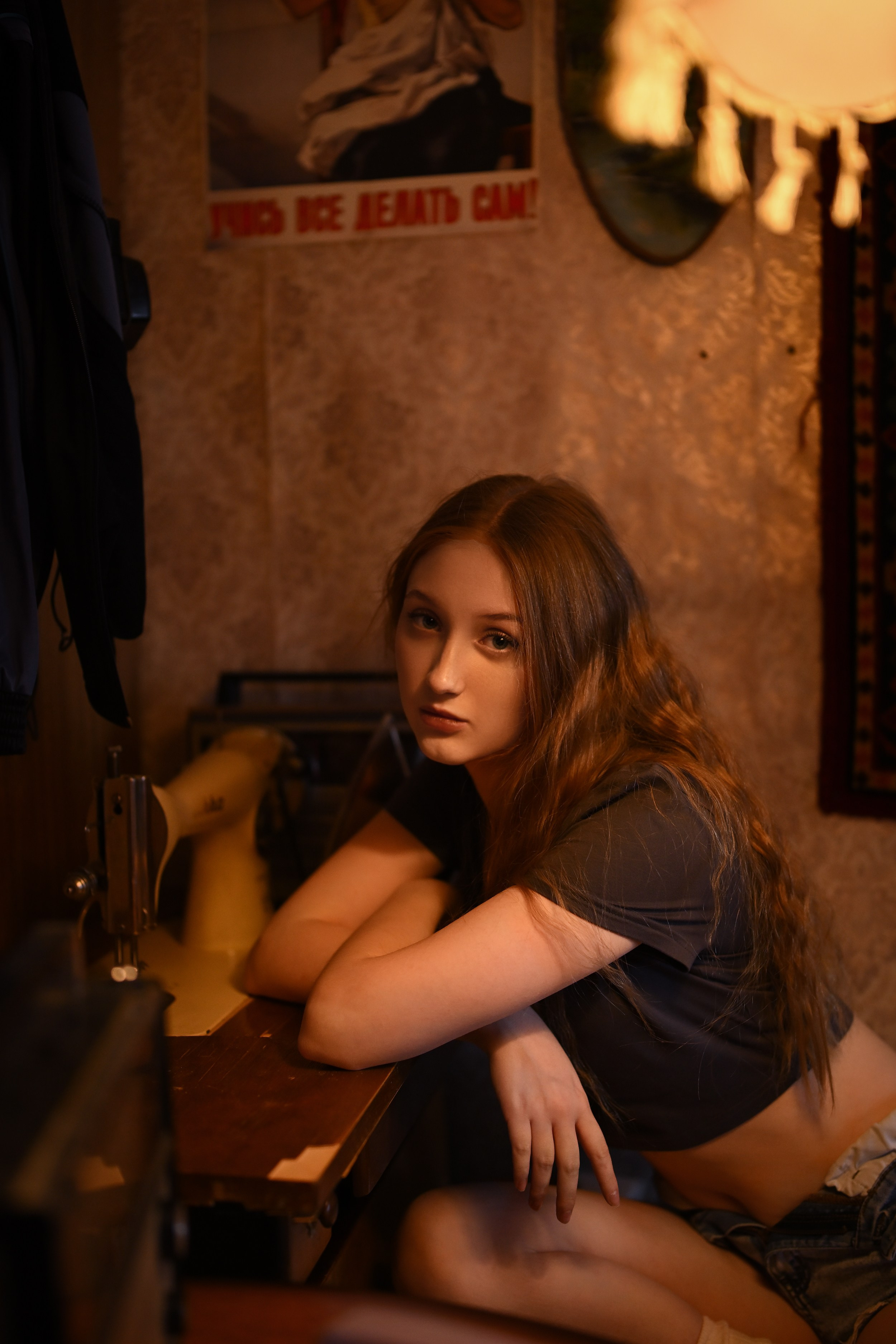 Ностальгическая фотосессия в интерьере 80-х годов в Казани с душевным настроением и ламповым светом