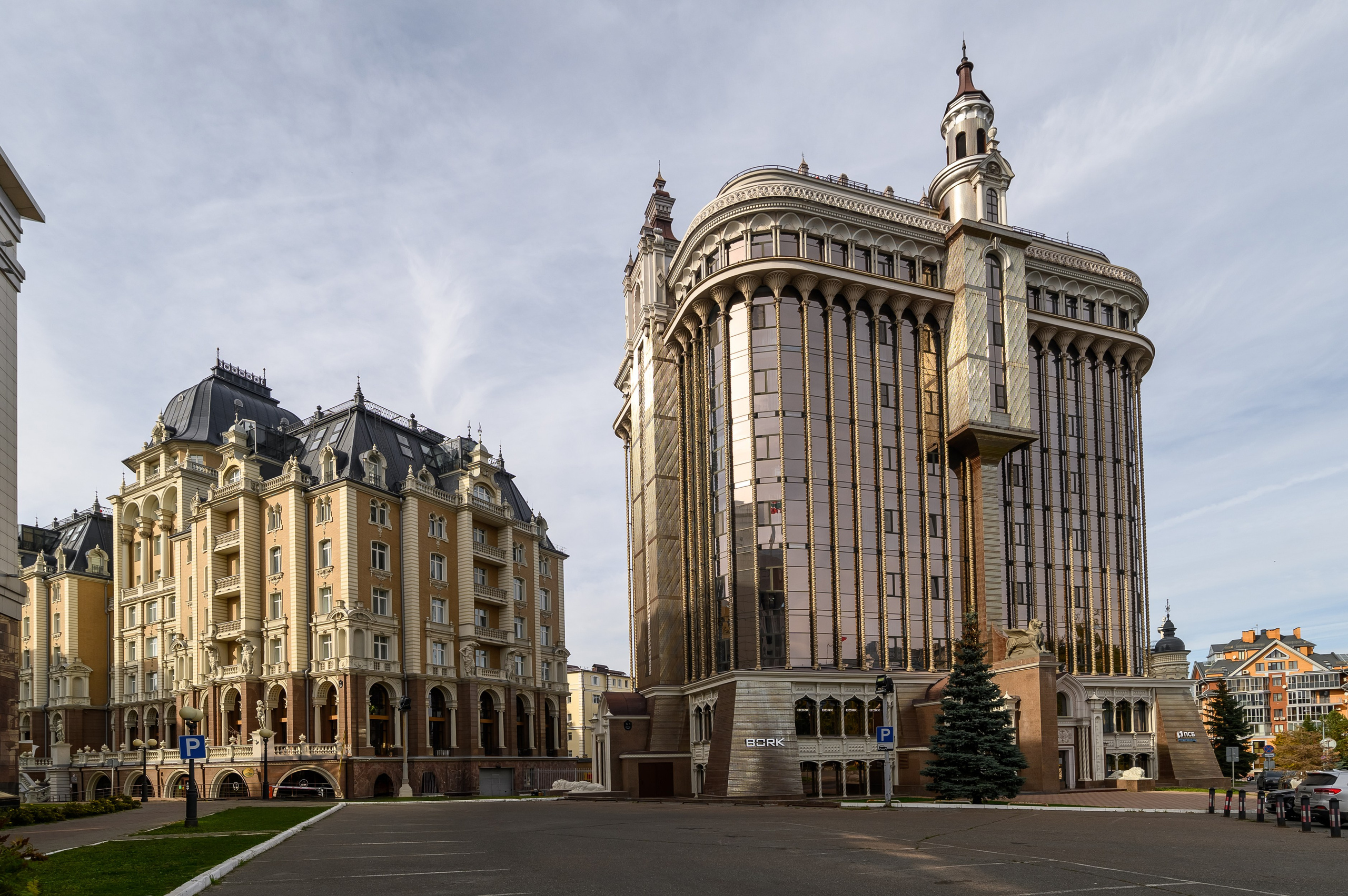 Уличная архитектура делового центра Казани с просторными пешеходными зонами и перспективой улицы