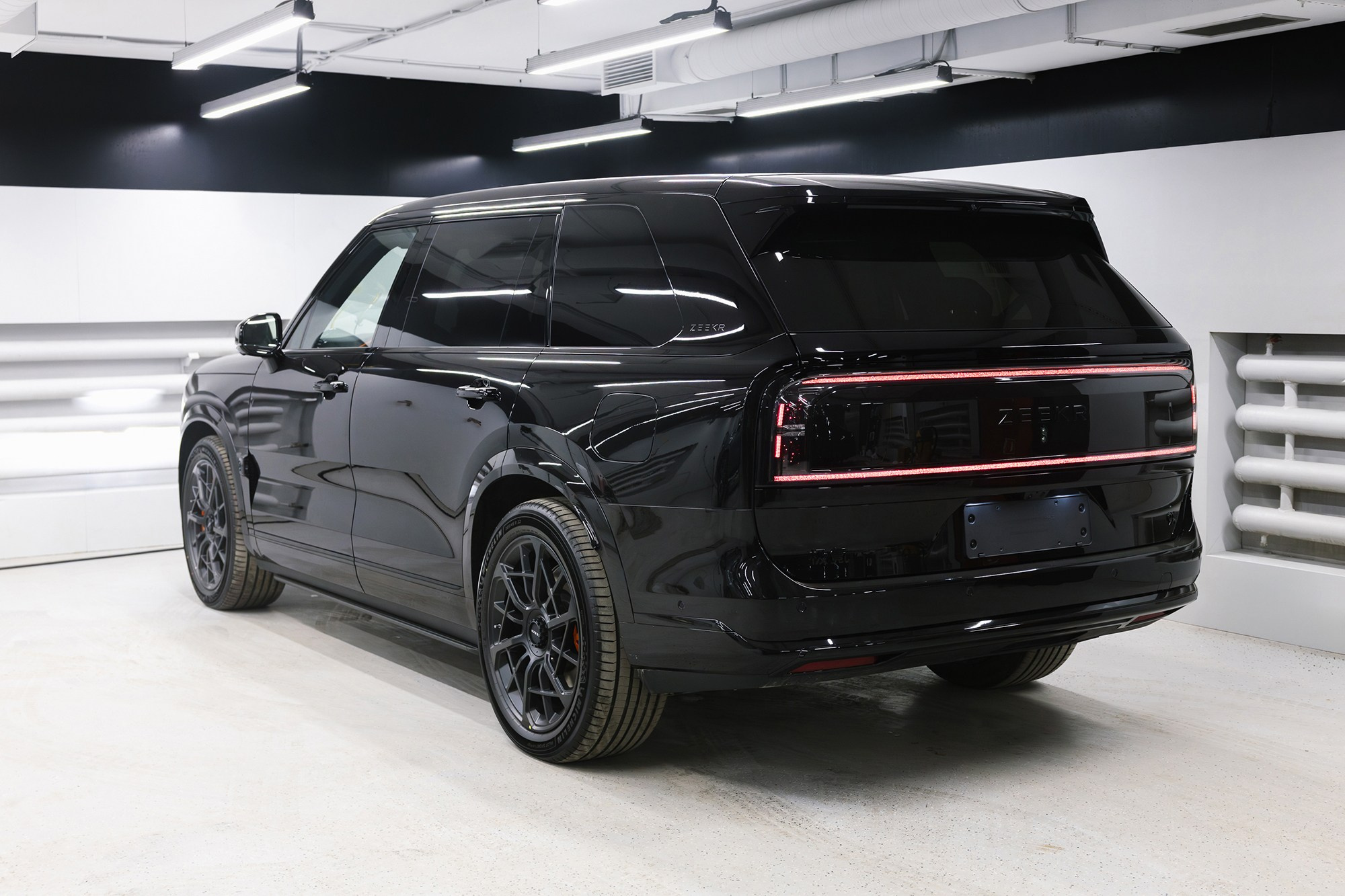 Zeekr 9X 2.0hyb 4WD AT (1401 л. с.) 2025, последовательно-параллельный гибрид, АКПП, 4WD. Автосалон «Х-Авто»