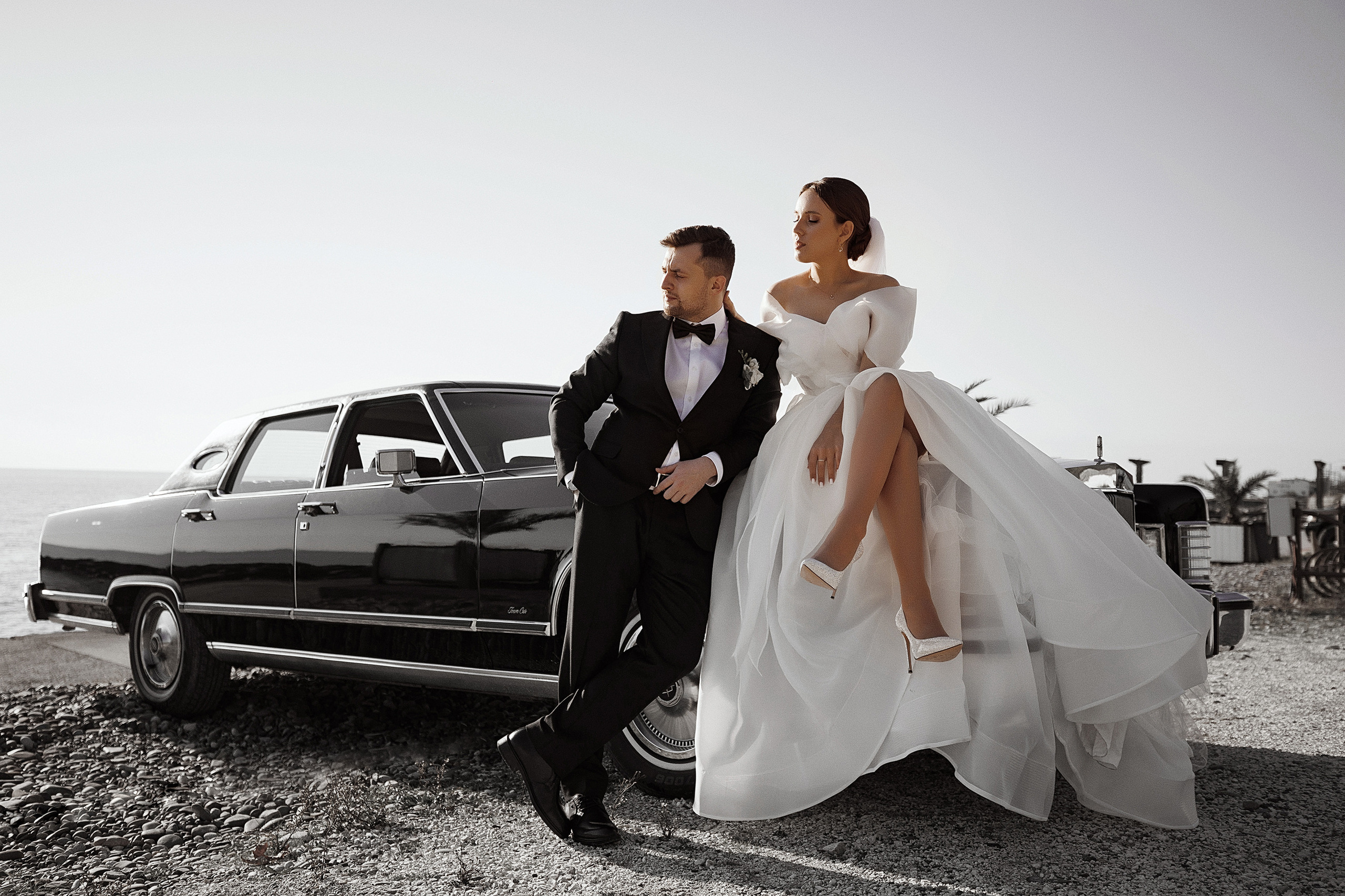 Свадебная фотосессия у моря с ретро-машиной в Сочи / Свадебный фотограф Сочи. Свадебный и семейный фотограф в Сочи Денис Вялов