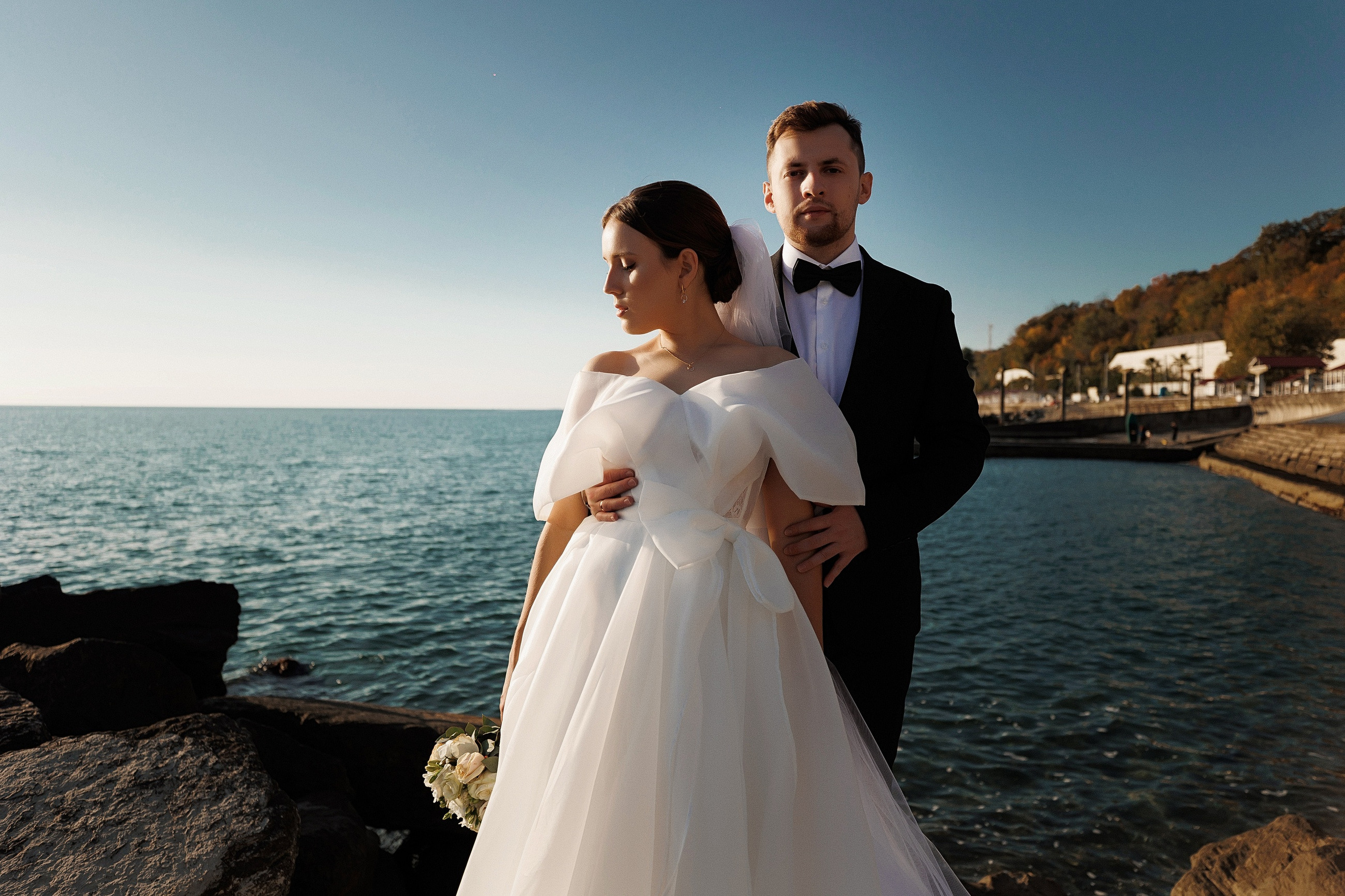 Свадебная фотосессия у моря с ретро-машиной в Сочи / Свадебный фотограф Сочи. Свадебный и семейный фотограф в Сочи Денис Вялов