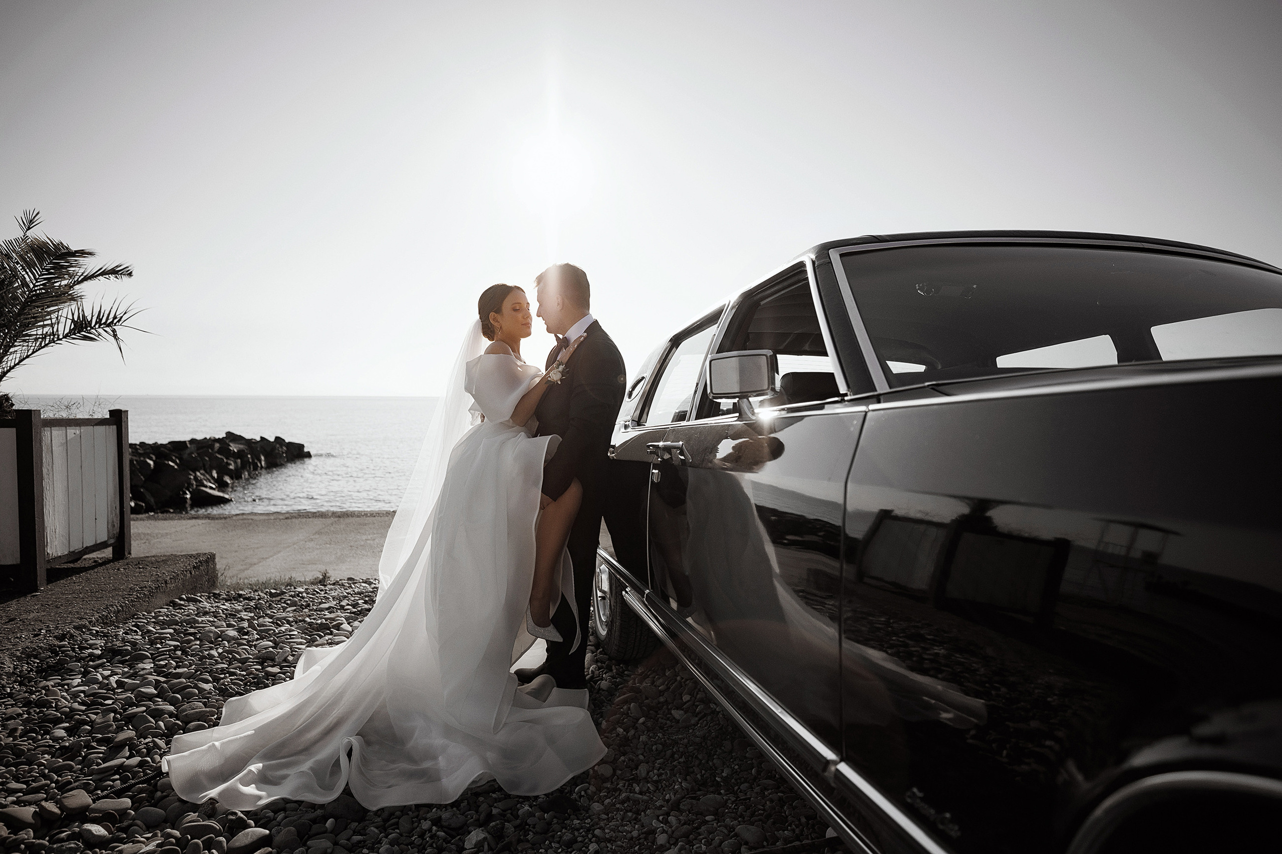 Свадебная фотосессия у моря с ретро-машиной в Сочи / Свадебный фотограф Сочи. Свадебный и семейный фотограф в Сочи Денис Вялов