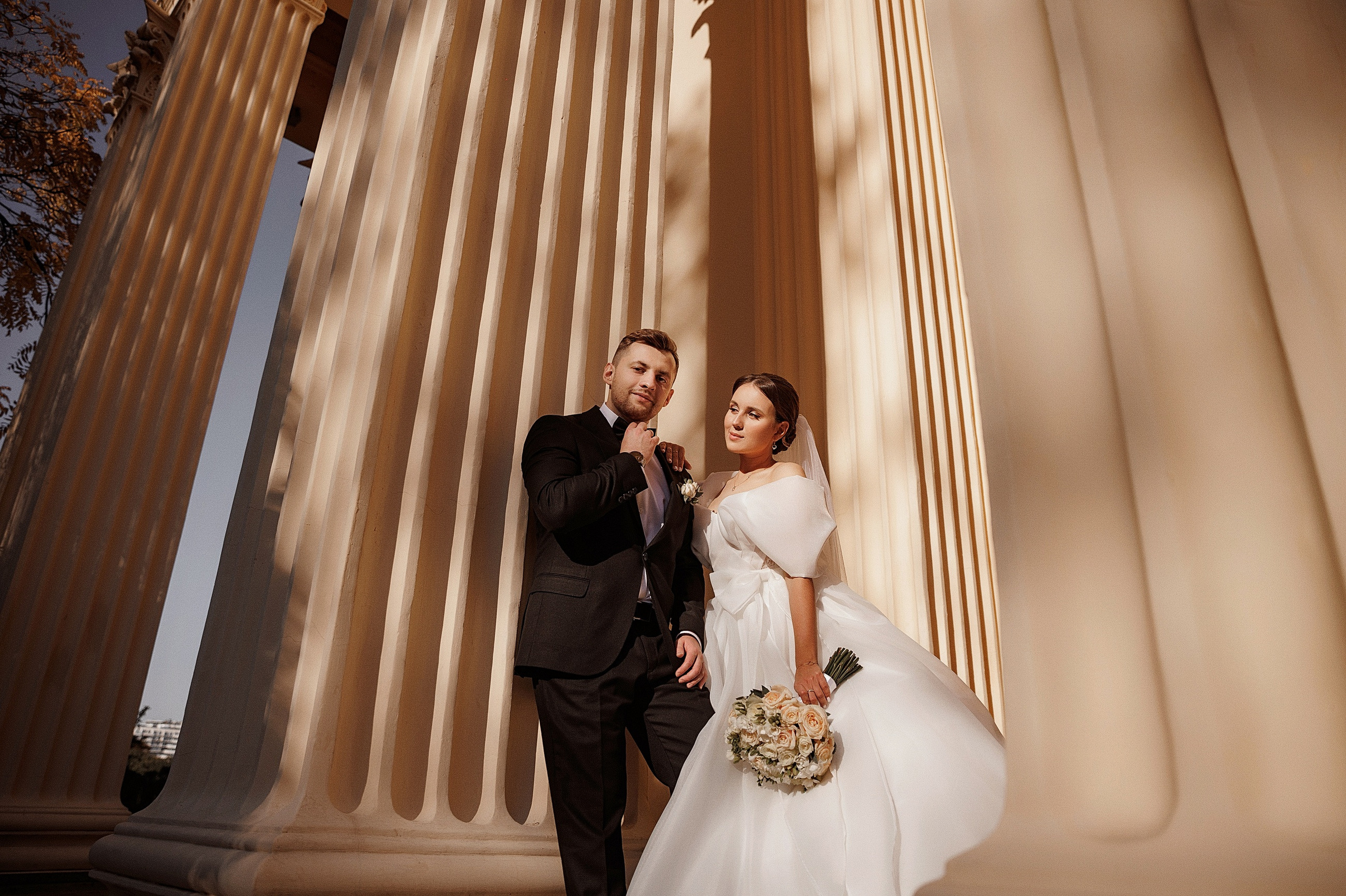 Свадебная фотосессия у моря с ретро-машиной в Сочи / Свадебный фотограф Сочи. Свадебный и семейный фотограф в Сочи Денис Вялов