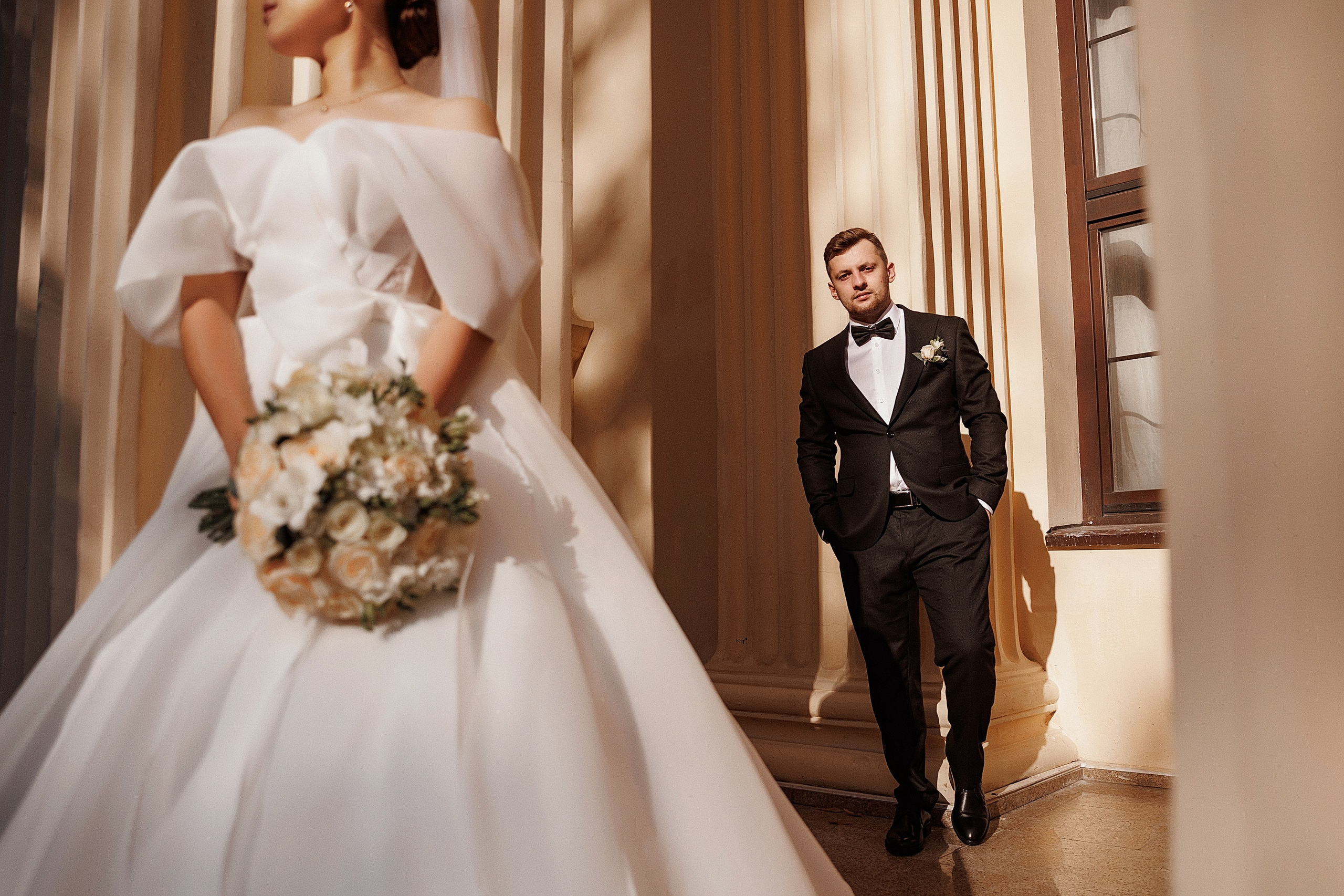 Свадебная фотосессия у моря с ретро-машиной в Сочи / Свадебный фотограф Сочи. Свадебный и семейный фотограф в Сочи Денис Вялов