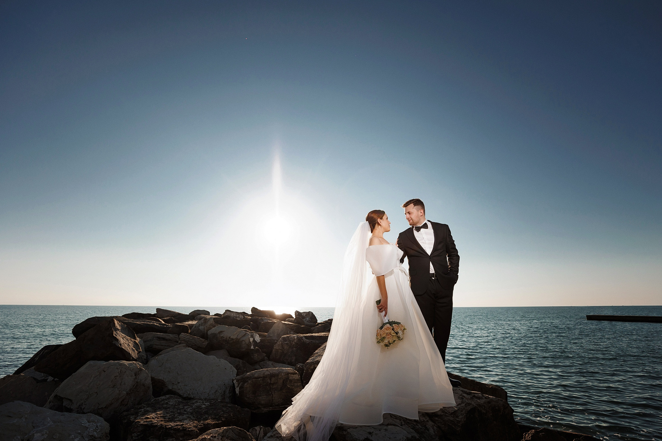 Свадебная фотосессия у моря с ретро-машиной в Сочи / Свадебный фотограф Сочи. Свадебный и семейный фотограф в Сочи Денис Вялов