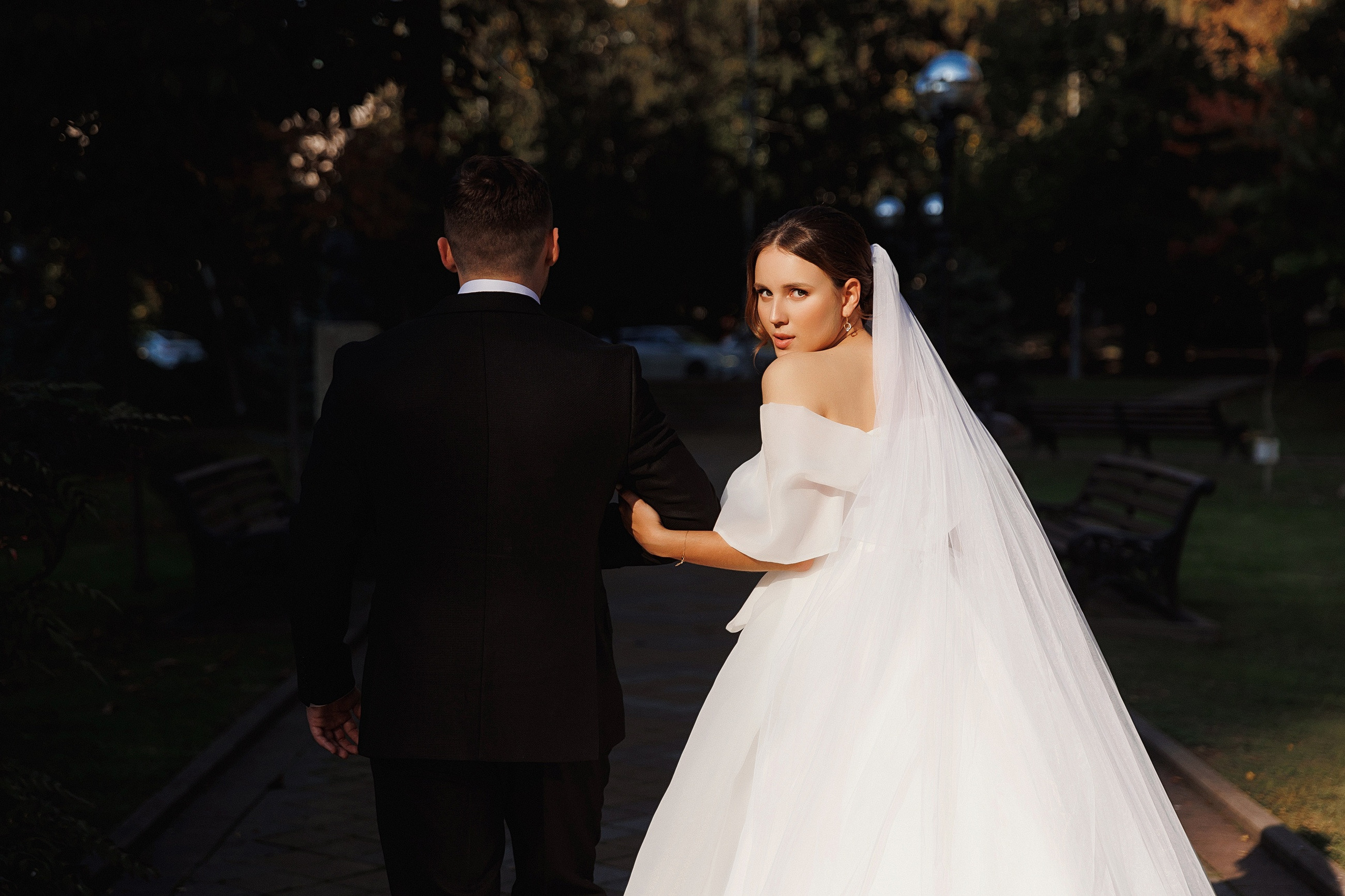Свадебная фотосессия у моря с ретро-машиной в Сочи / Свадебный фотограф Сочи. Свадебный и семейный фотограф в Сочи Денис Вялов