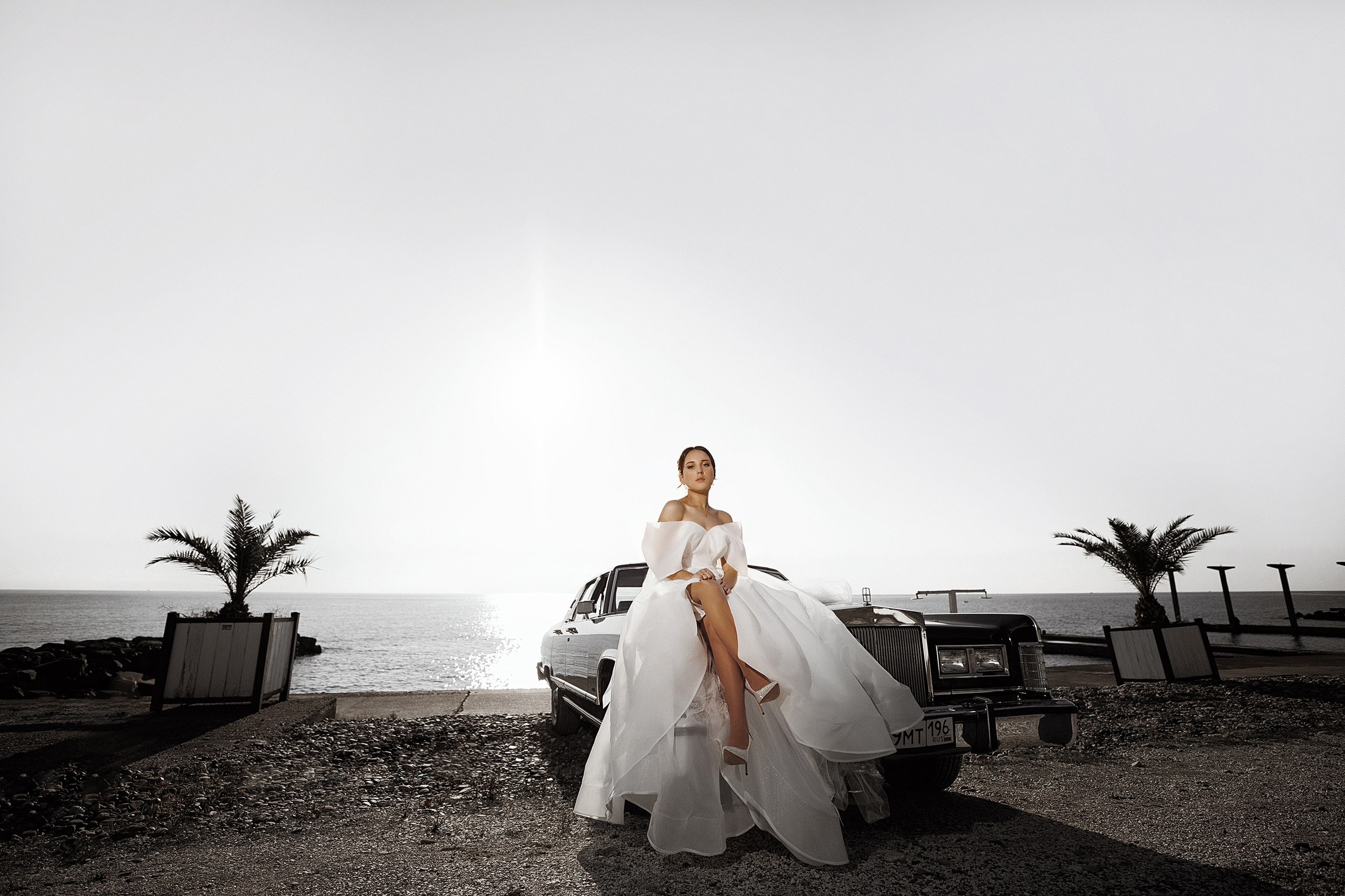 Свадебная фотосессия у моря с ретро-машиной в Сочи / Свадебный фотограф Сочи. Свадебный и семейный фотограф в Сочи Денис Вялов