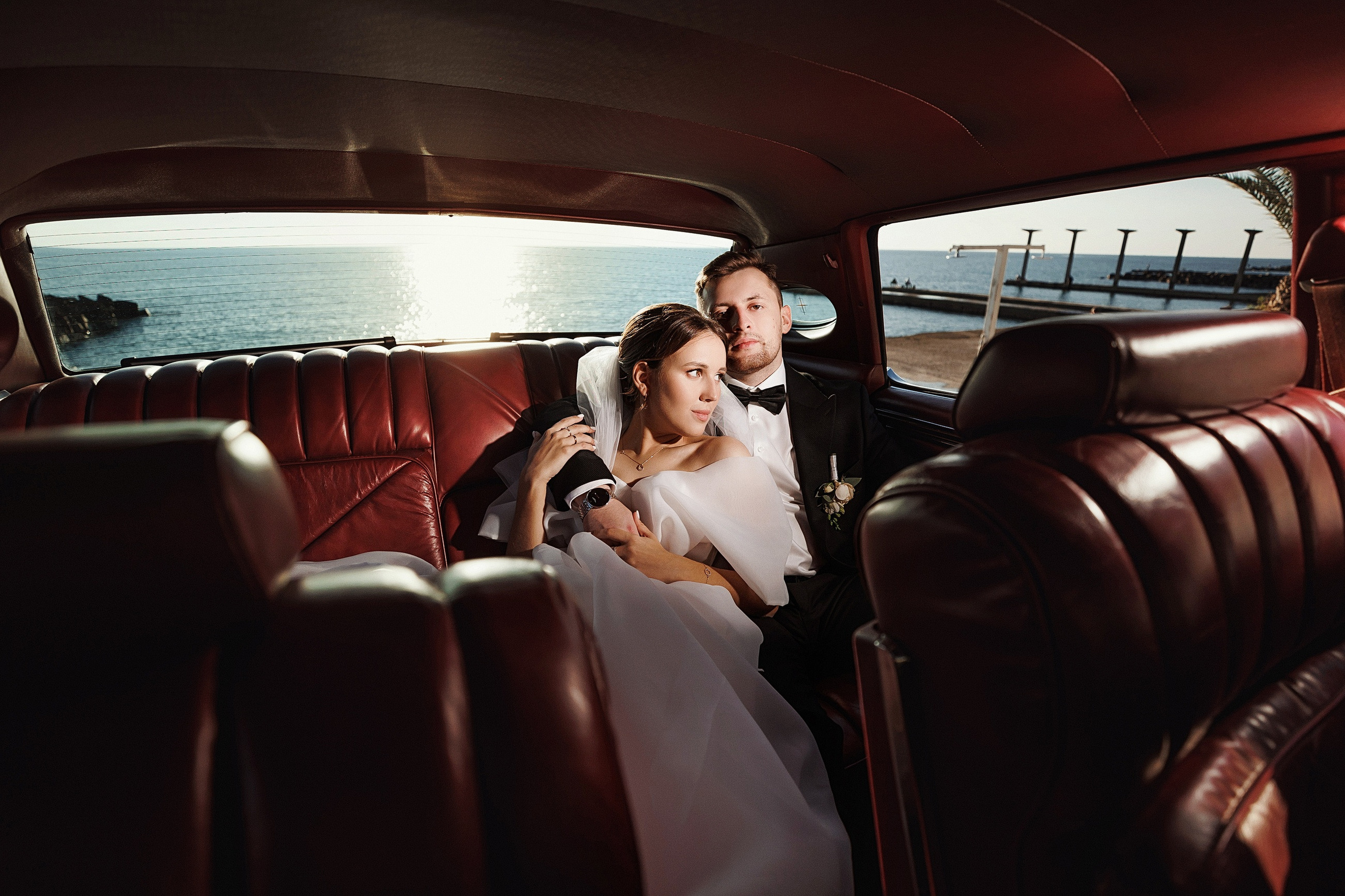 Свадебная фотосессия у моря с ретро-машиной в Сочи / Свадебный фотограф Сочи. Свадебный и семейный фотограф в Сочи Денис Вялов