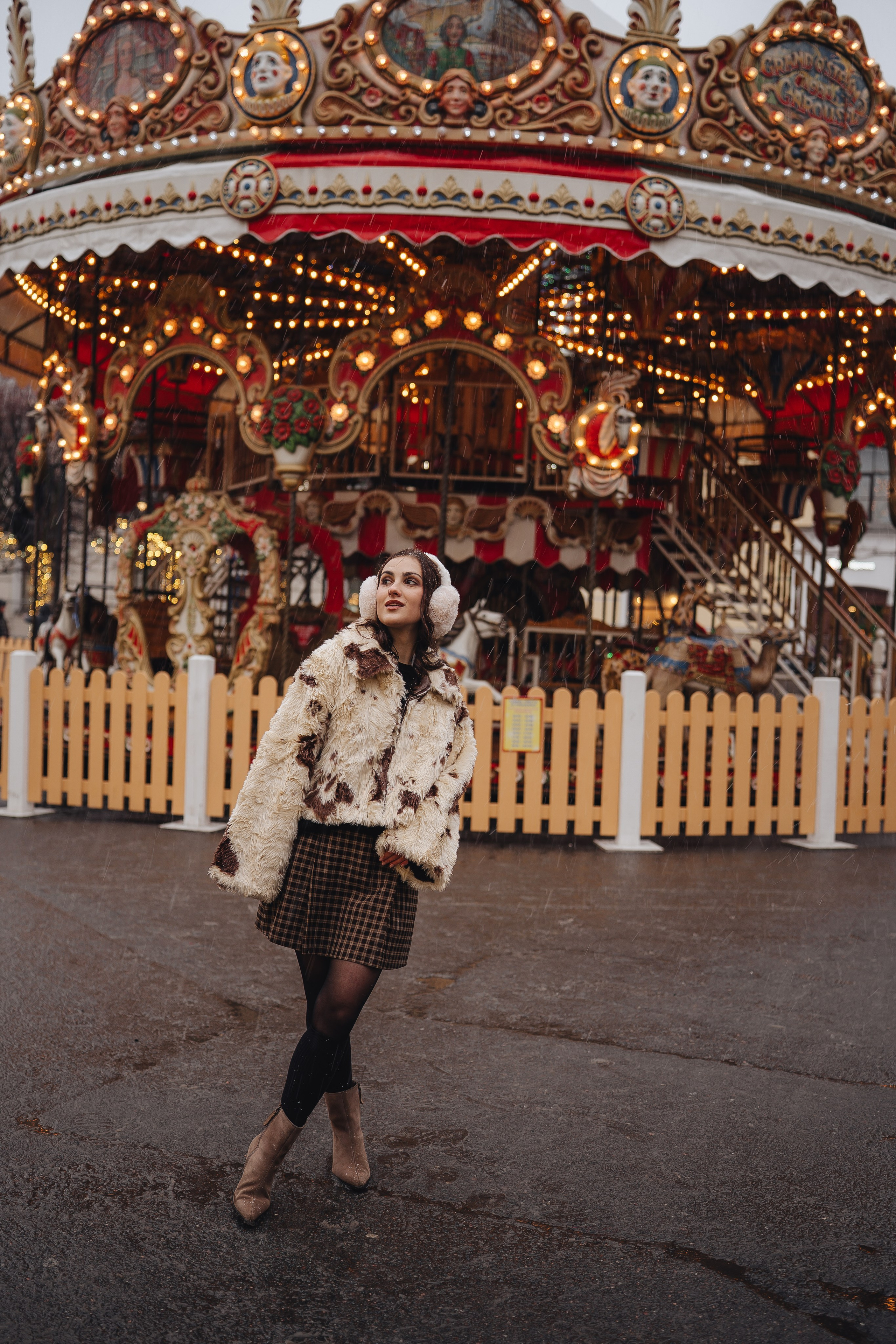 ПРОГУЛКА НА МАНЕЖНОЙ ПЛОЩАДИ ДЛЯ ДЕВУШКИ ПЕРЕД НОВЫМ ГОДОМ (НОВОГОДНЯЯ ФОТОСЕССИИЯ НА МАНЕЖНОЙ ПЛОЩАДИ). Профессиональный фотограф, Санкт-Петербург — Виктория Богомолова