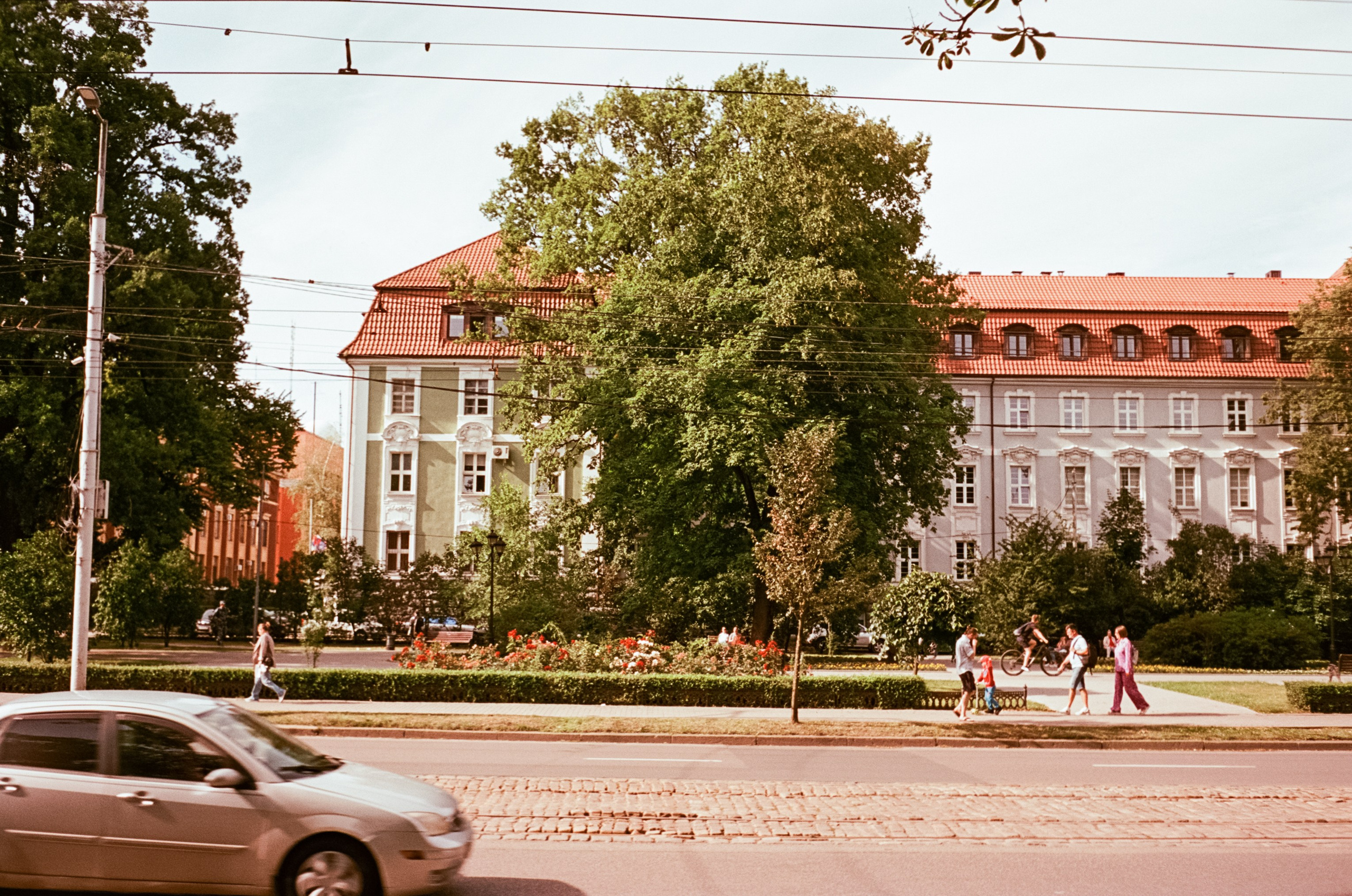 Калининград в солнечный день 7 июля 2024 года / Aerocolor IV / Minox 35GT (2)