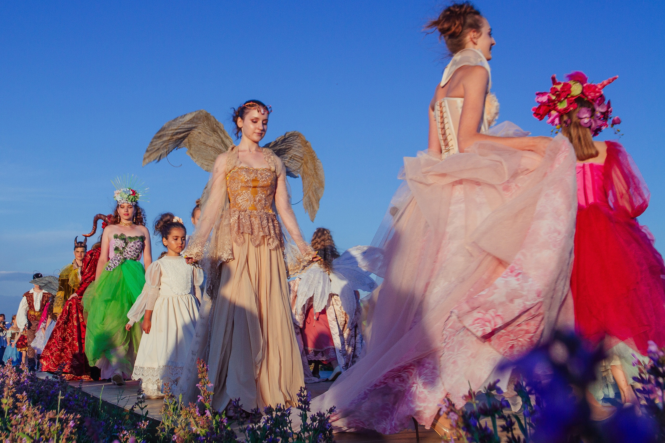 12 июня 2021 | Показ Crimean Fashion Week шалфейном поле. Фотограф Антон Катунин | Симферополь