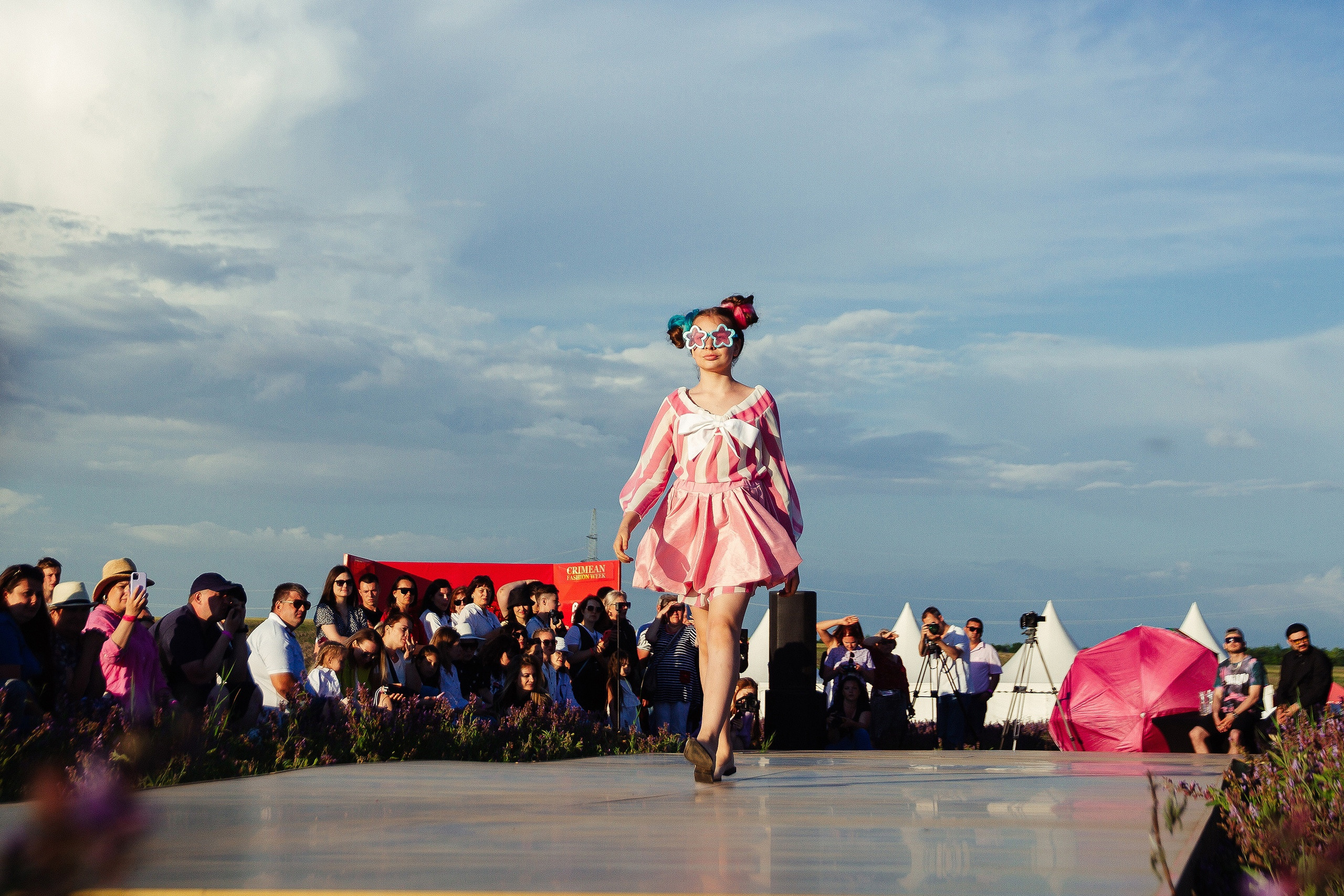 12 июня 2021 | Показ Crimean Fashion Week шалфейном поле. Фотограф Антон Катунин | Симферополь
