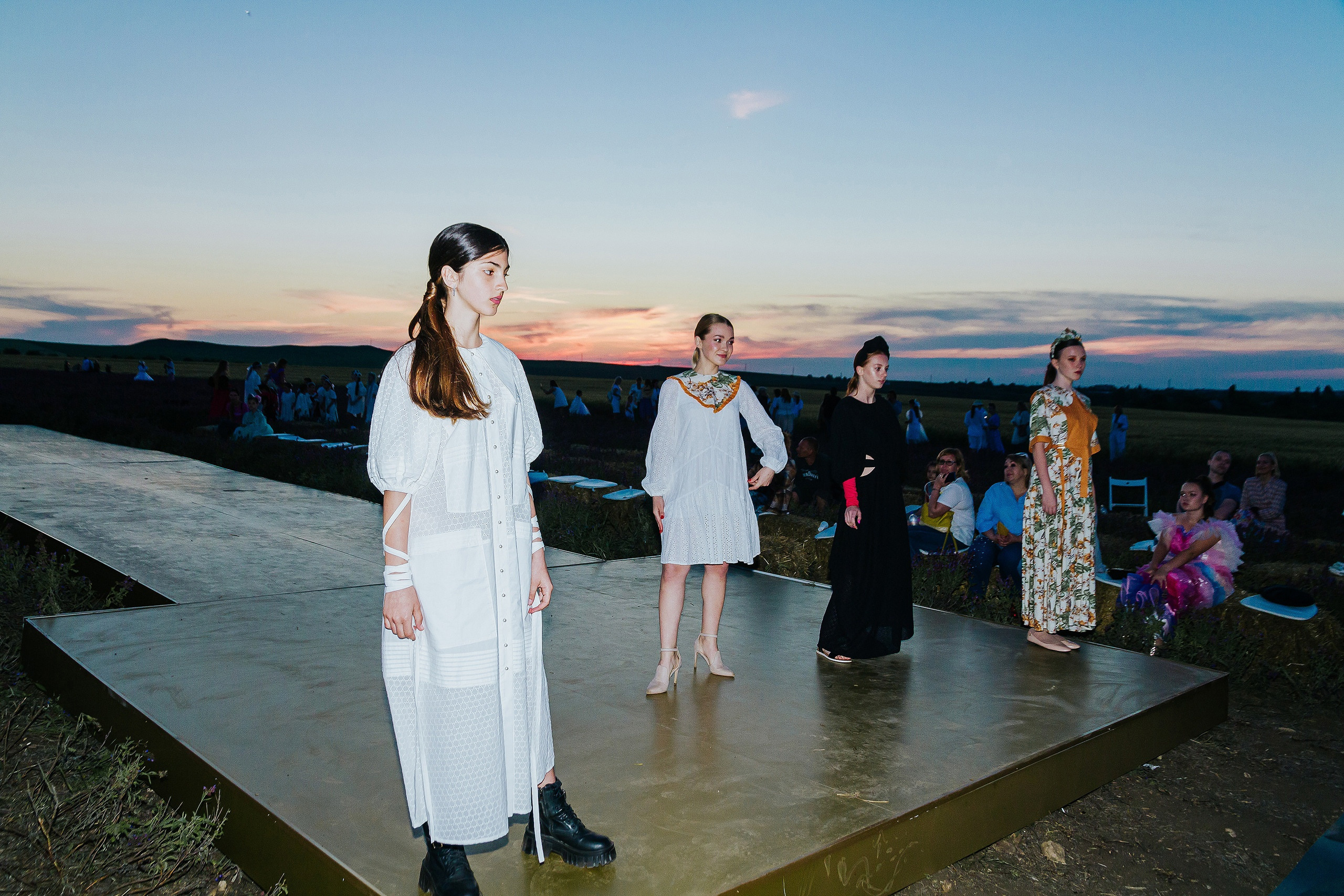 12 июня 2021 | Показ Crimean Fashion Week шалфейном поле. Фотограф Антон Катунин | Симферополь