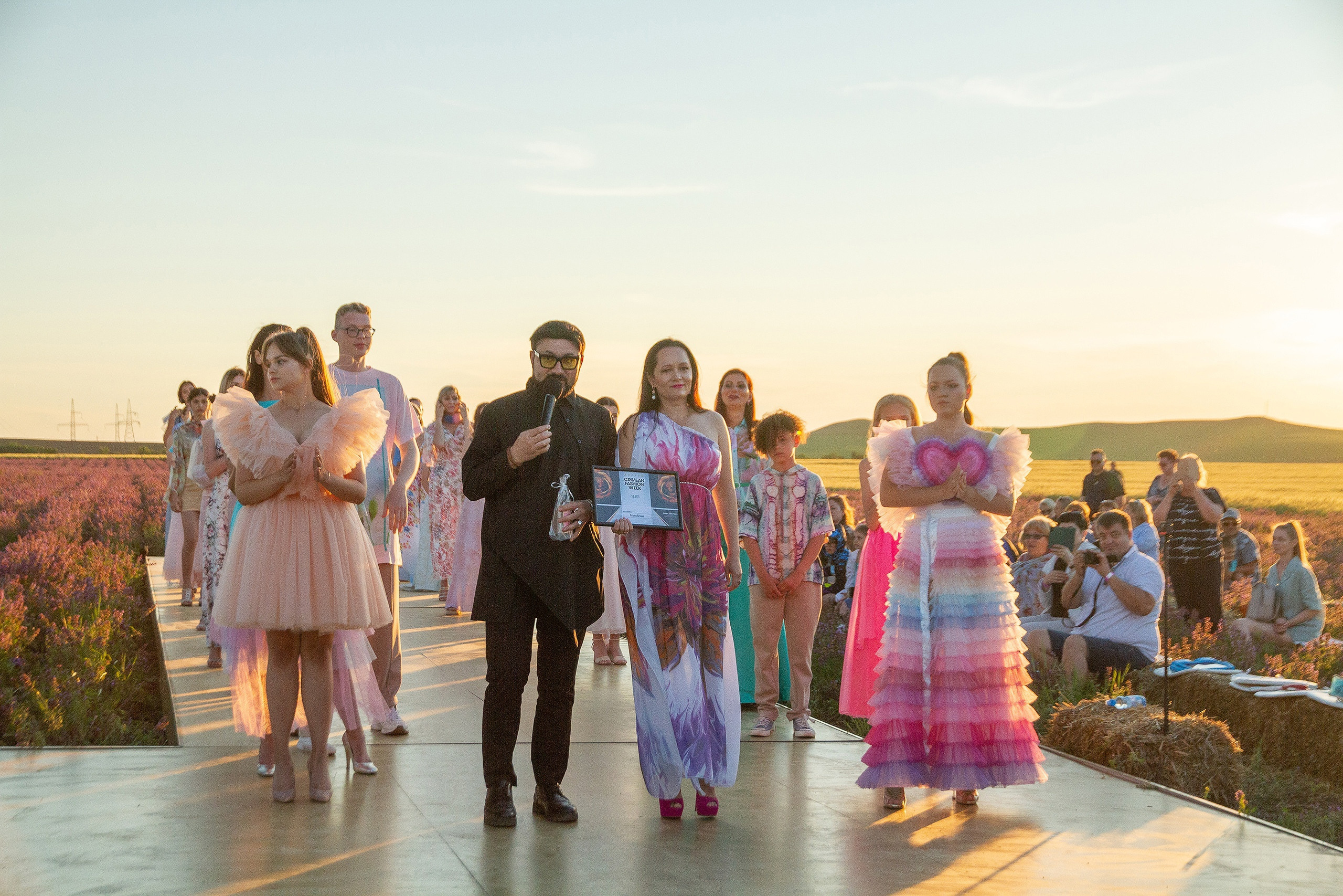 12 июня 2021 | Показ Crimean Fashion Week шалфейном поле. Фотограф Антон Катунин | Симферополь