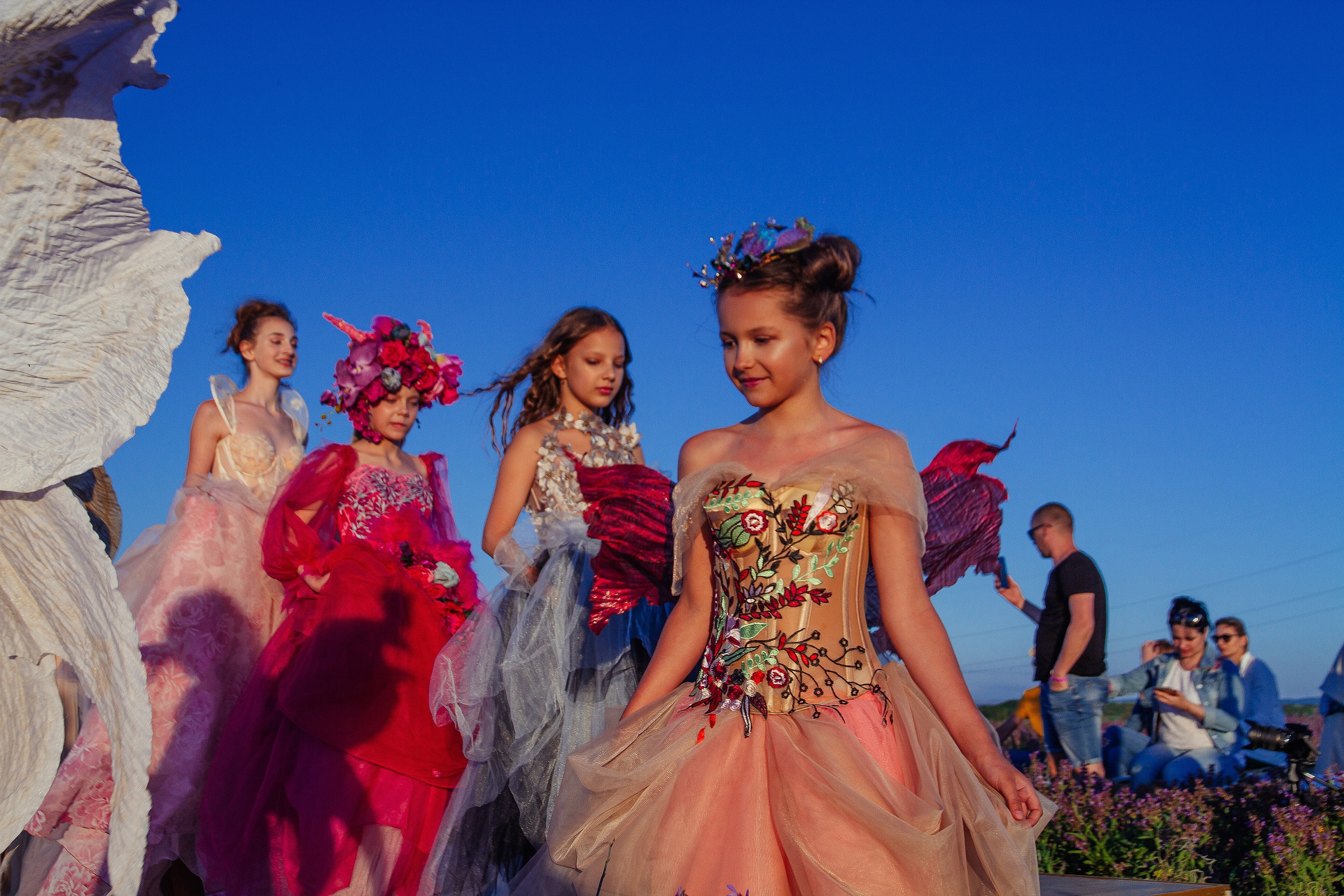 12 июня 2021 | Показ Crimean Fashion Week шалфейном поле. Фотограф Антон Катунин | Симферополь