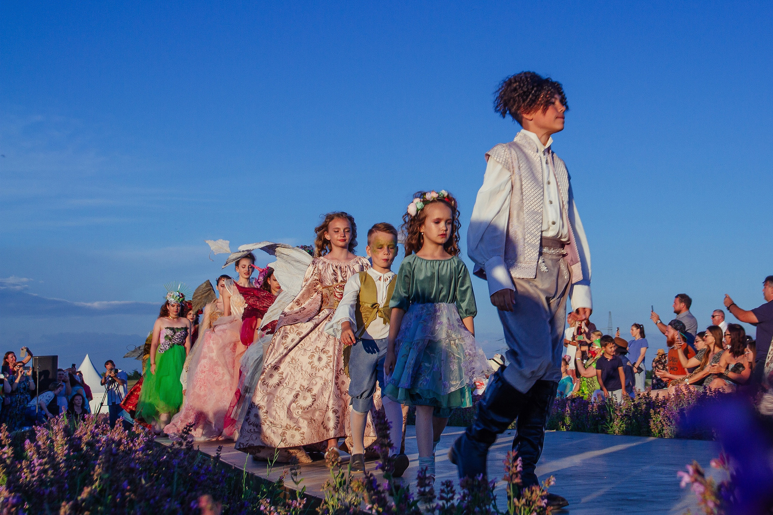 12 июня 2021 | Показ Crimean Fashion Week шалфейном поле. Фотограф Антон Катунин | Симферополь