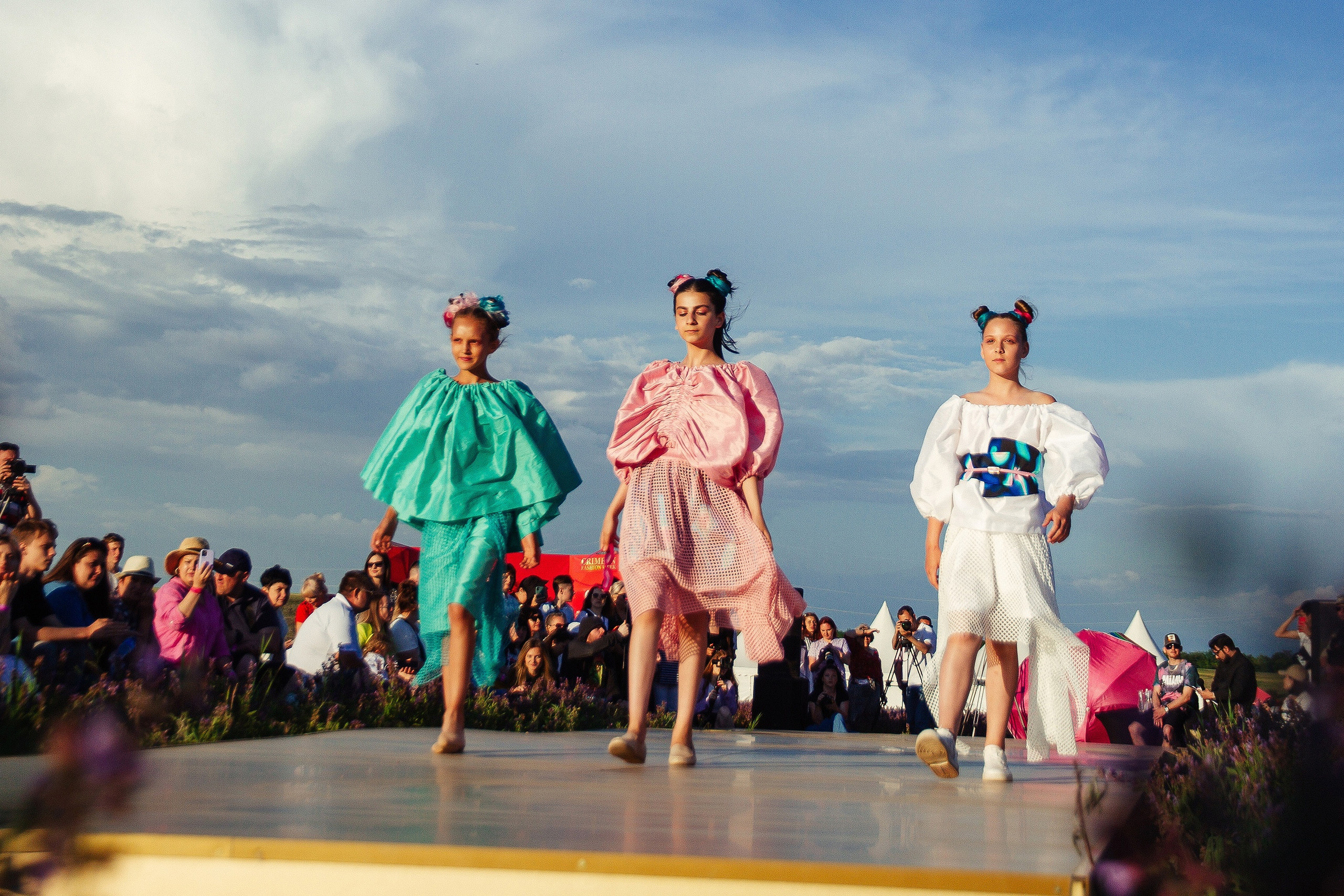 12 июня 2021 | Показ Crimean Fashion Week шалфейном поле. Фотограф Антон Катунин | Симферополь