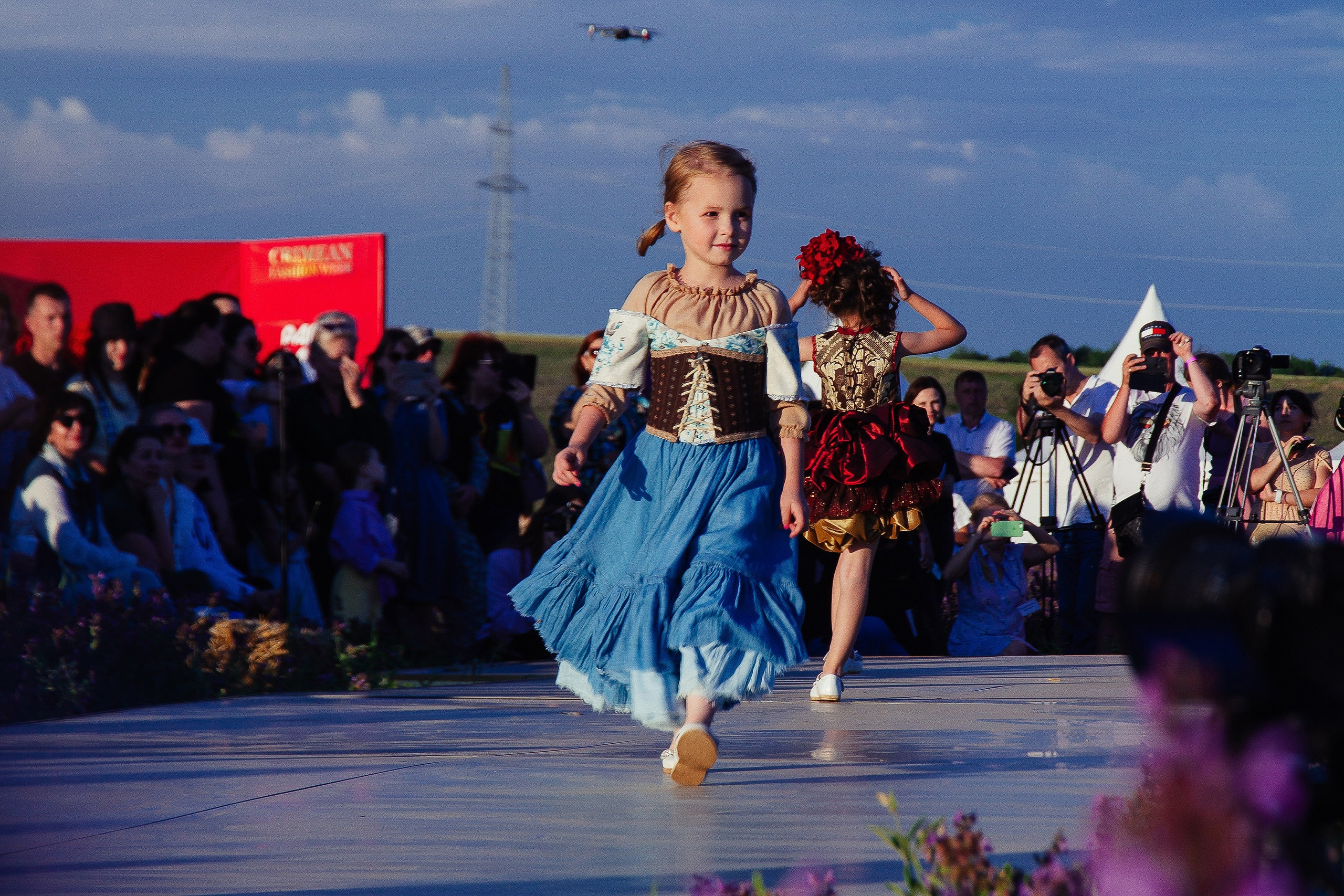 12 июня 2021 | Показ Crimean Fashion Week шалфейном поле. Фотограф Антон Катунин | Симферополь