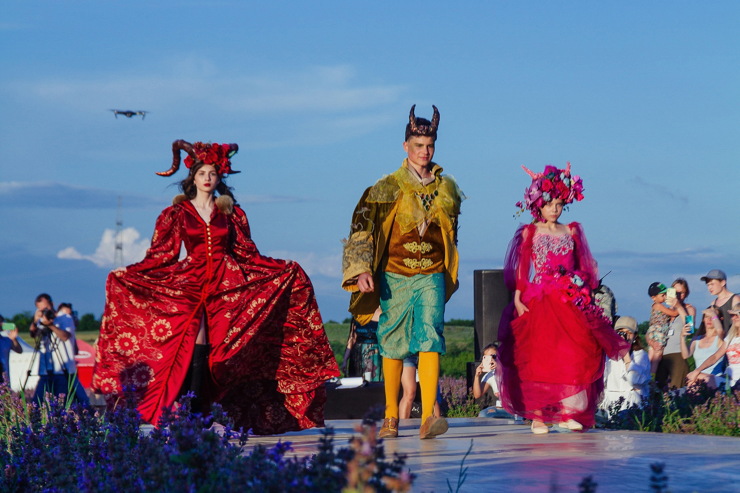 12 июня 2021 | Показ Crimean Fashion Week шалфейном поле. Фотограф Антон Катунин | Симферополь