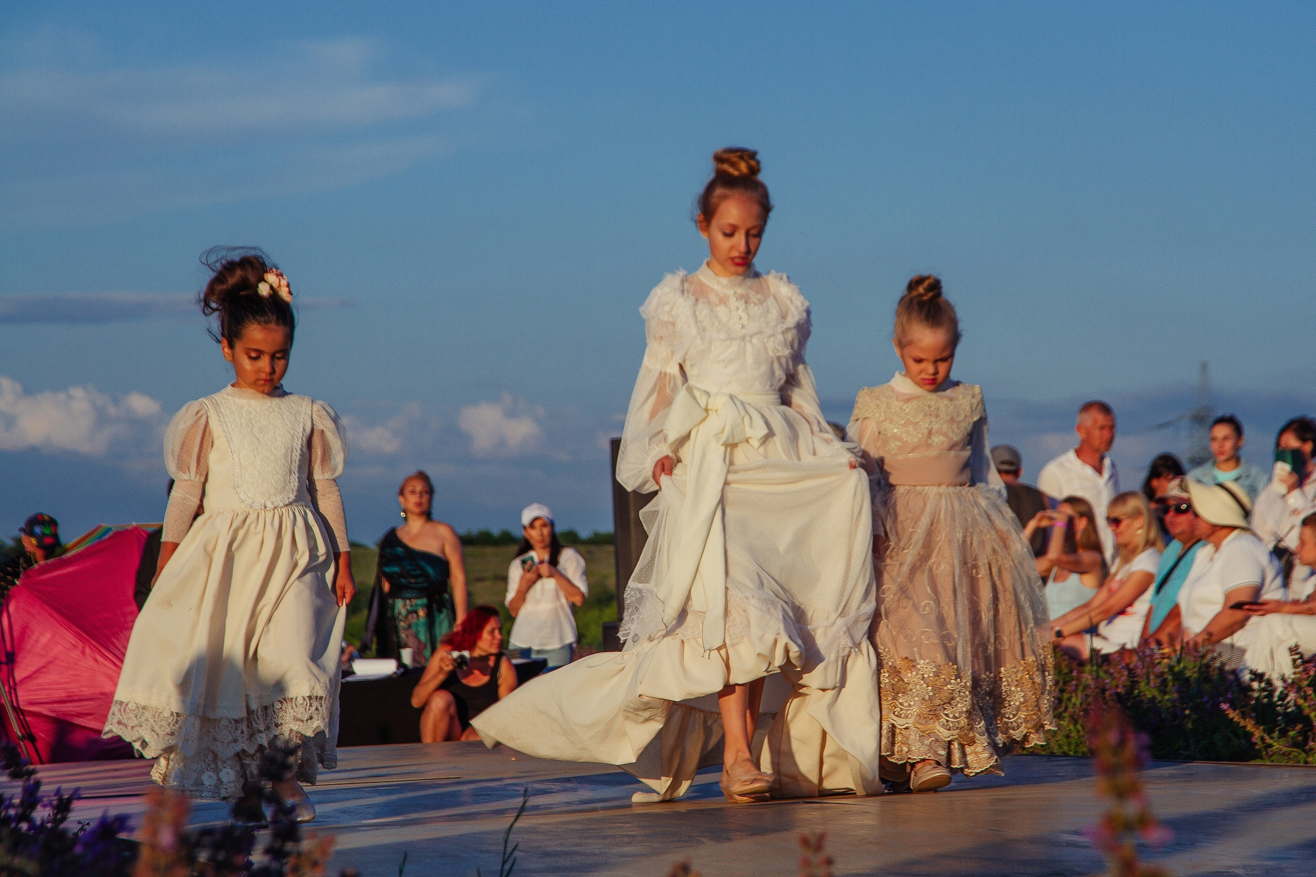 12 июня 2021 | Показ Crimean Fashion Week шалфейном поле. Фотограф Антон Катунин | Симферополь