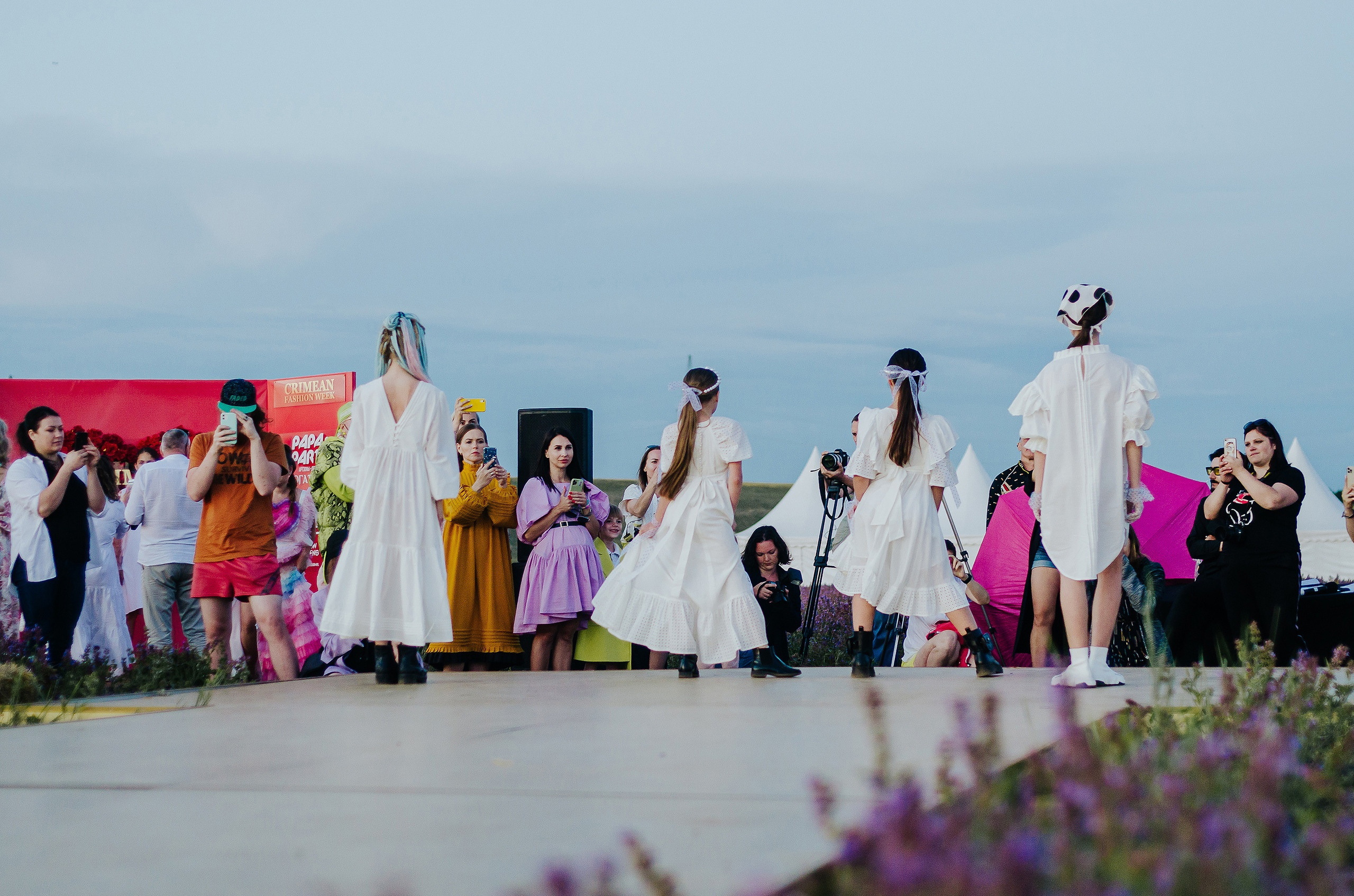 12 июня 2021 | Показ Crimean Fashion Week шалфейном поле. Фотограф Антон Катунин | Симферополь