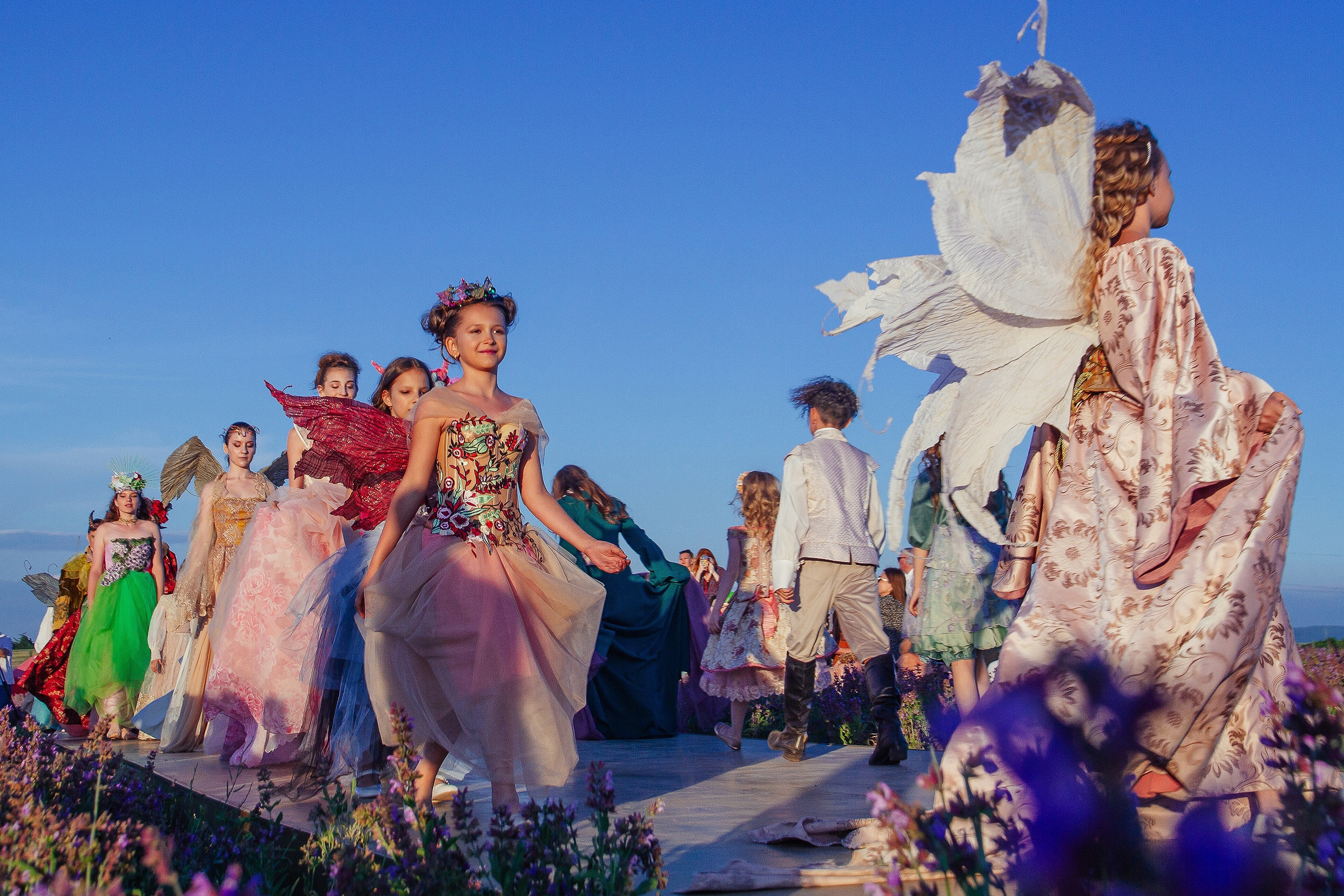12 июня 2021 | Показ Crimean Fashion Week шалфейном поле. Фотограф Антон Катунин | Симферополь