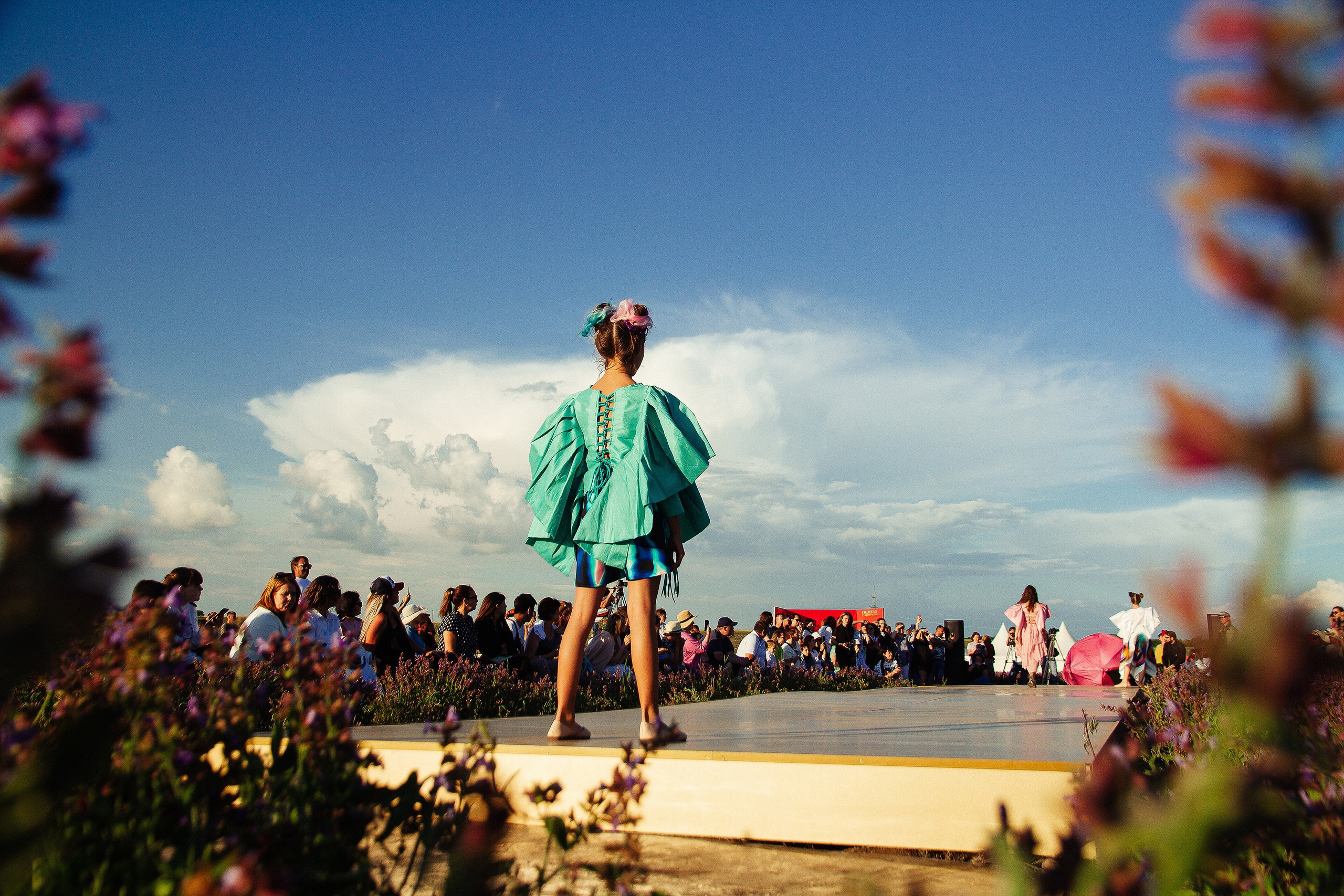 12 июня 2021 | Показ Crimean Fashion Week шалфейном поле. Фотограф Антон Катунин | Симферополь