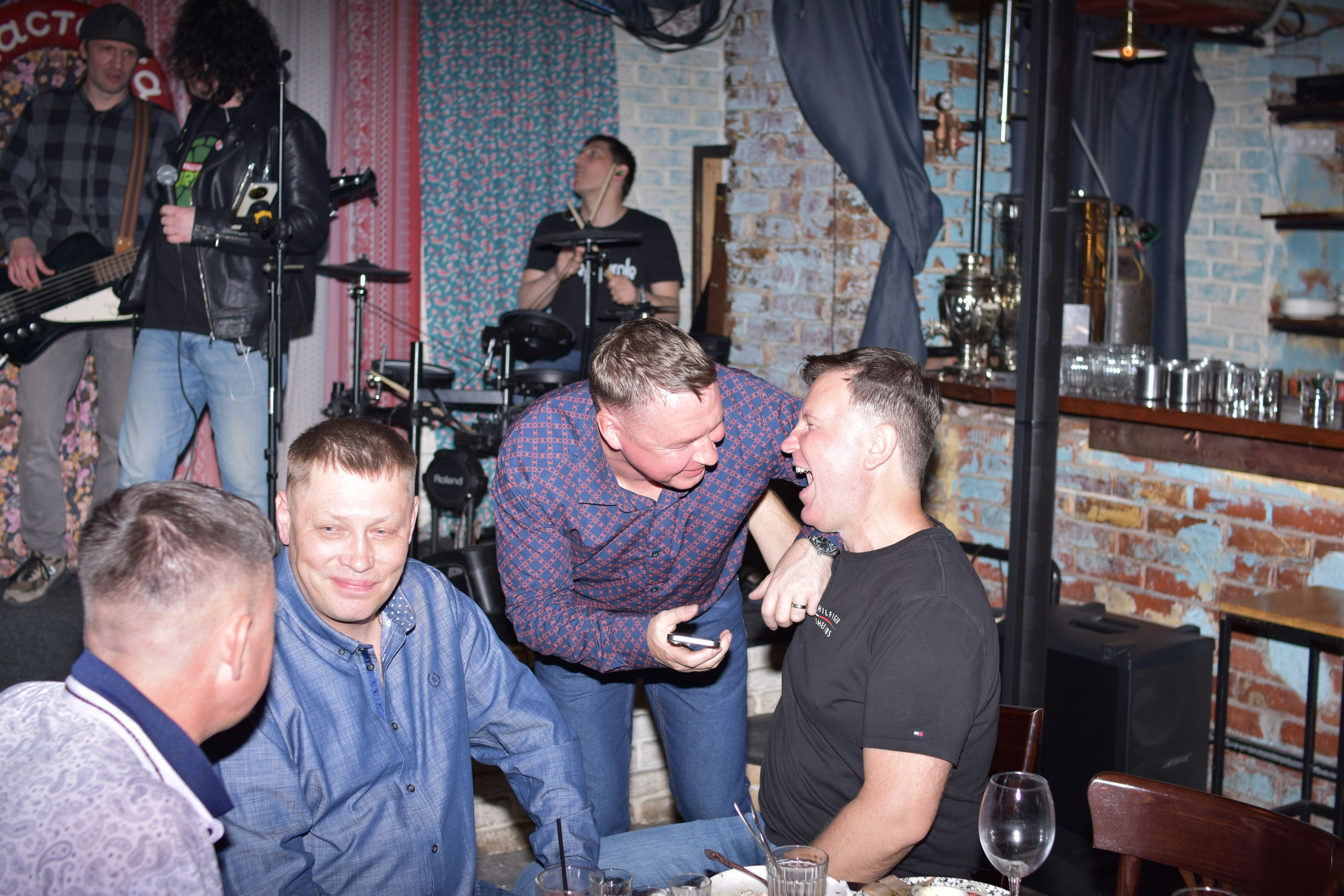 Hard Rock Cafe — Торжественный праздник дня рождения. Фотограф Владивосток (художественный портрет, празднование, торжество, мероприятие, фотопрогулка)