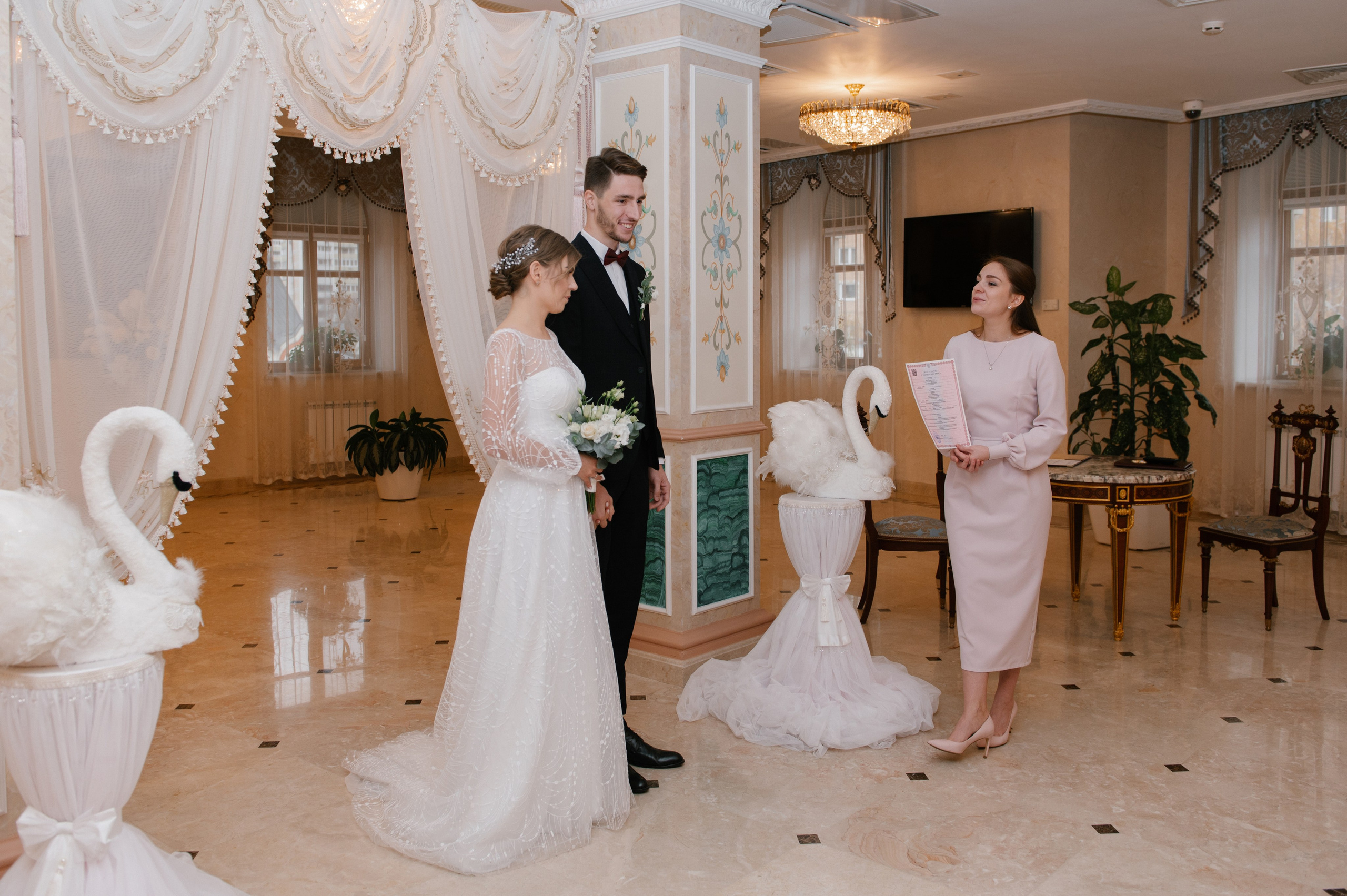 Свадебная фотосессия в Читальне имени Пушкина и камерный банкет в ресторане «Гусятникоff». Семейный и свадебный фотограф в Москве Татьяна Николаева