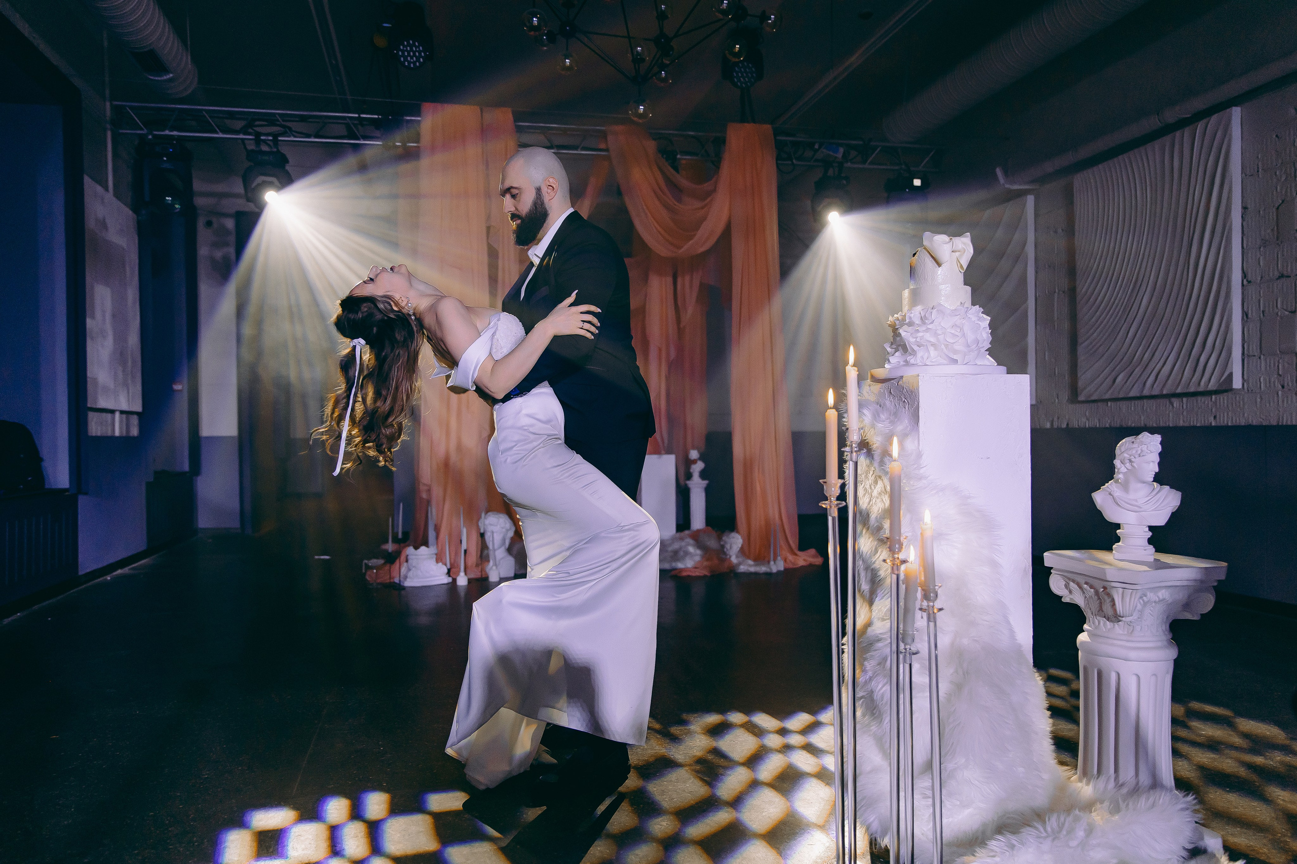 История торта Олеси и Владимира. Свадебный и семейный фотограф в Рязани Саша Крутых