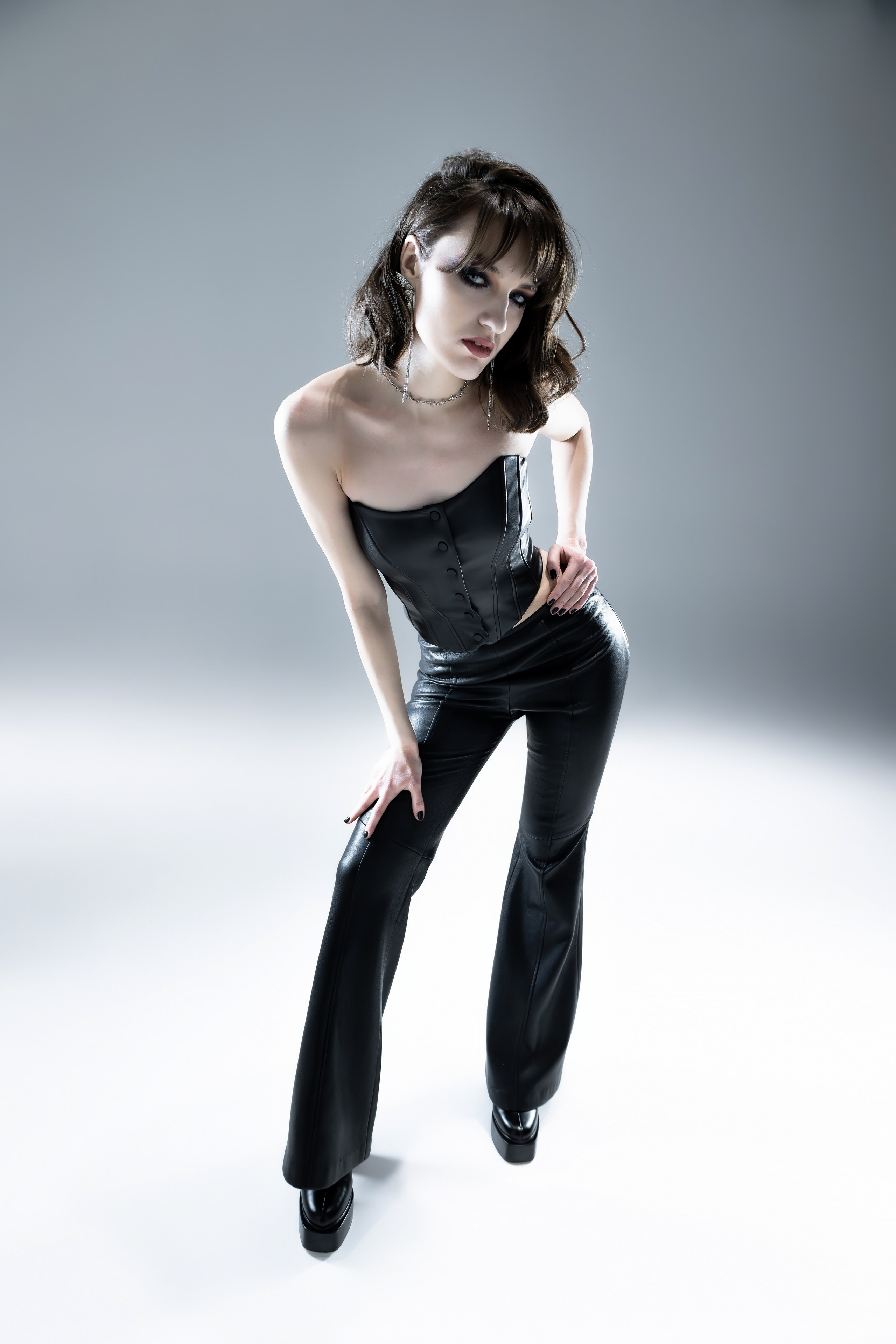 студийный свет фотостудия, женский портрет, каталожка, красный свет, вампирская съёмка