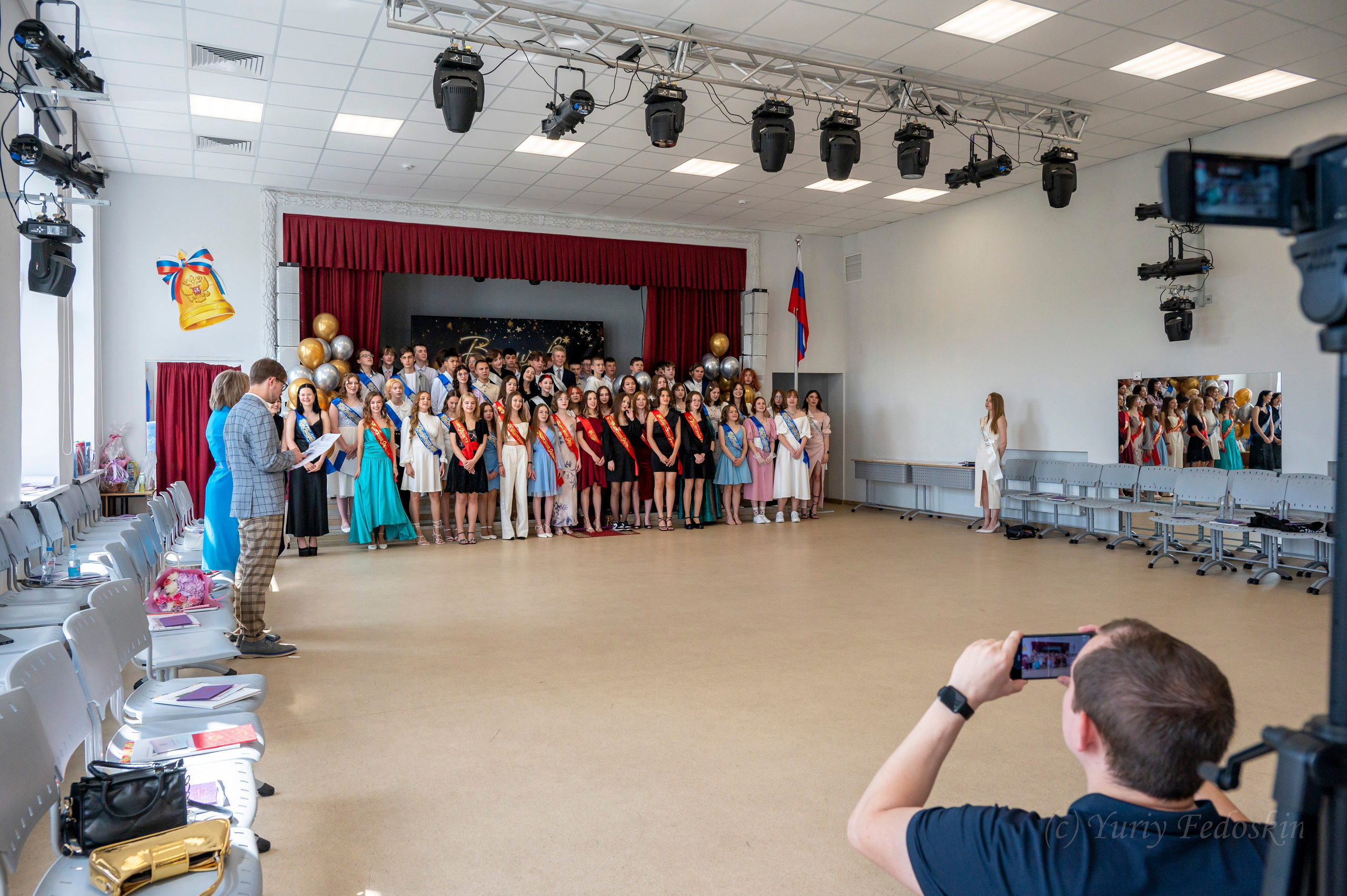 Репортаж о выпускном 9 классов в школе № 7 города Королёва, 26.06.24г. Профессиональный фотограф интерьеров в Москве Юрий Федоскин